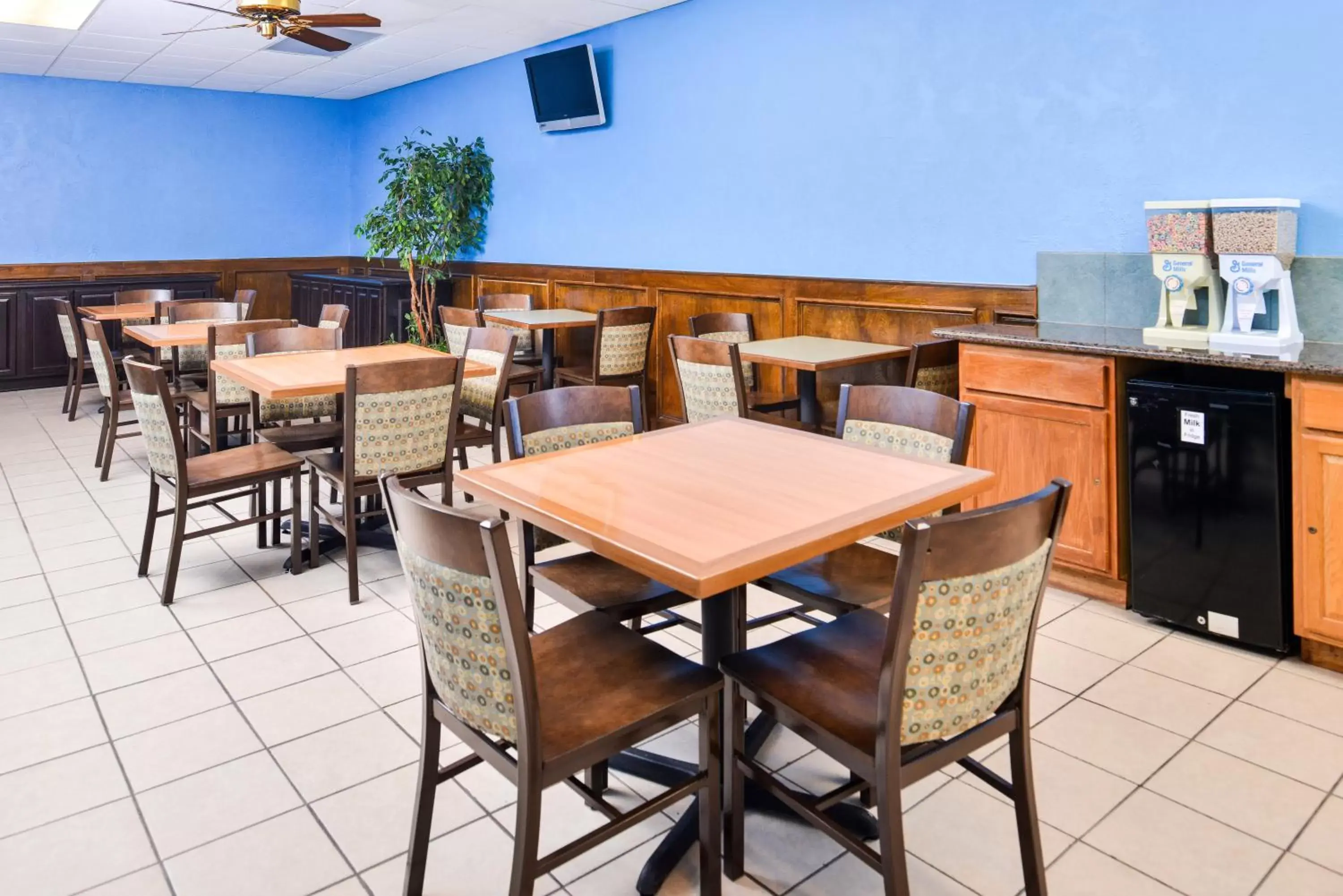 Dining area, Restaurant/Places to Eat in Americas Best Value Inn Clute