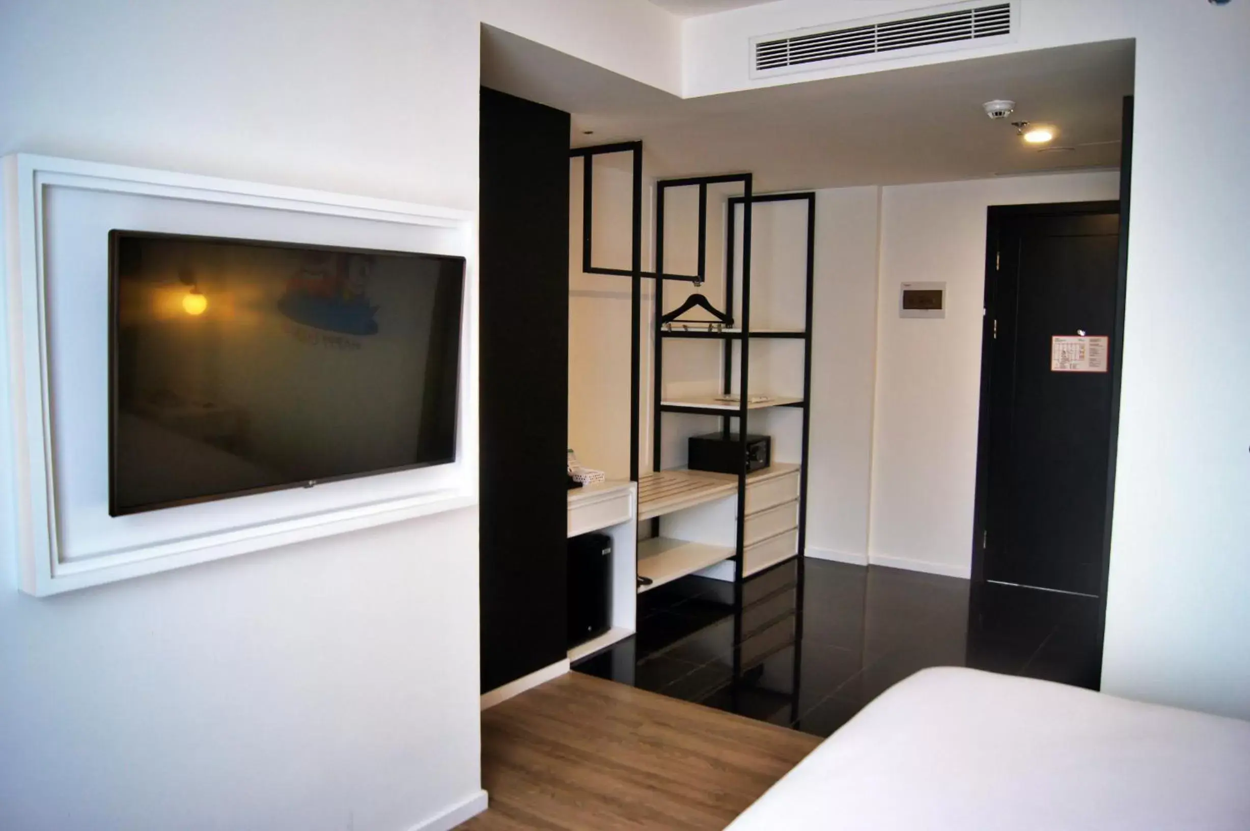 Bedroom, TV/Entertainment Center in de Braga, ARTOTEL Curated