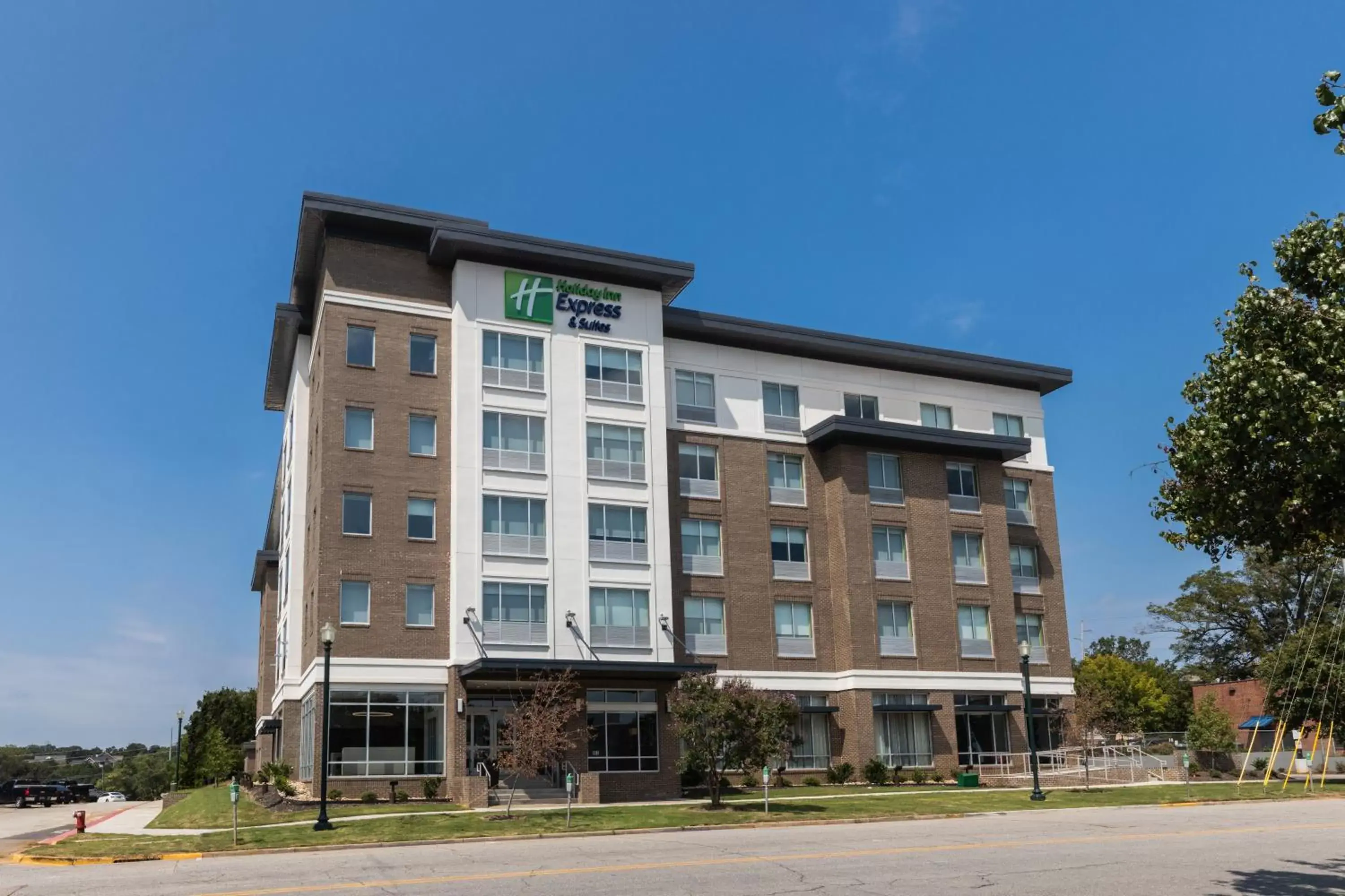 Property Building in Holiday Inn Express & Suites Columbia Downtown The Vista, an IHG Hotel