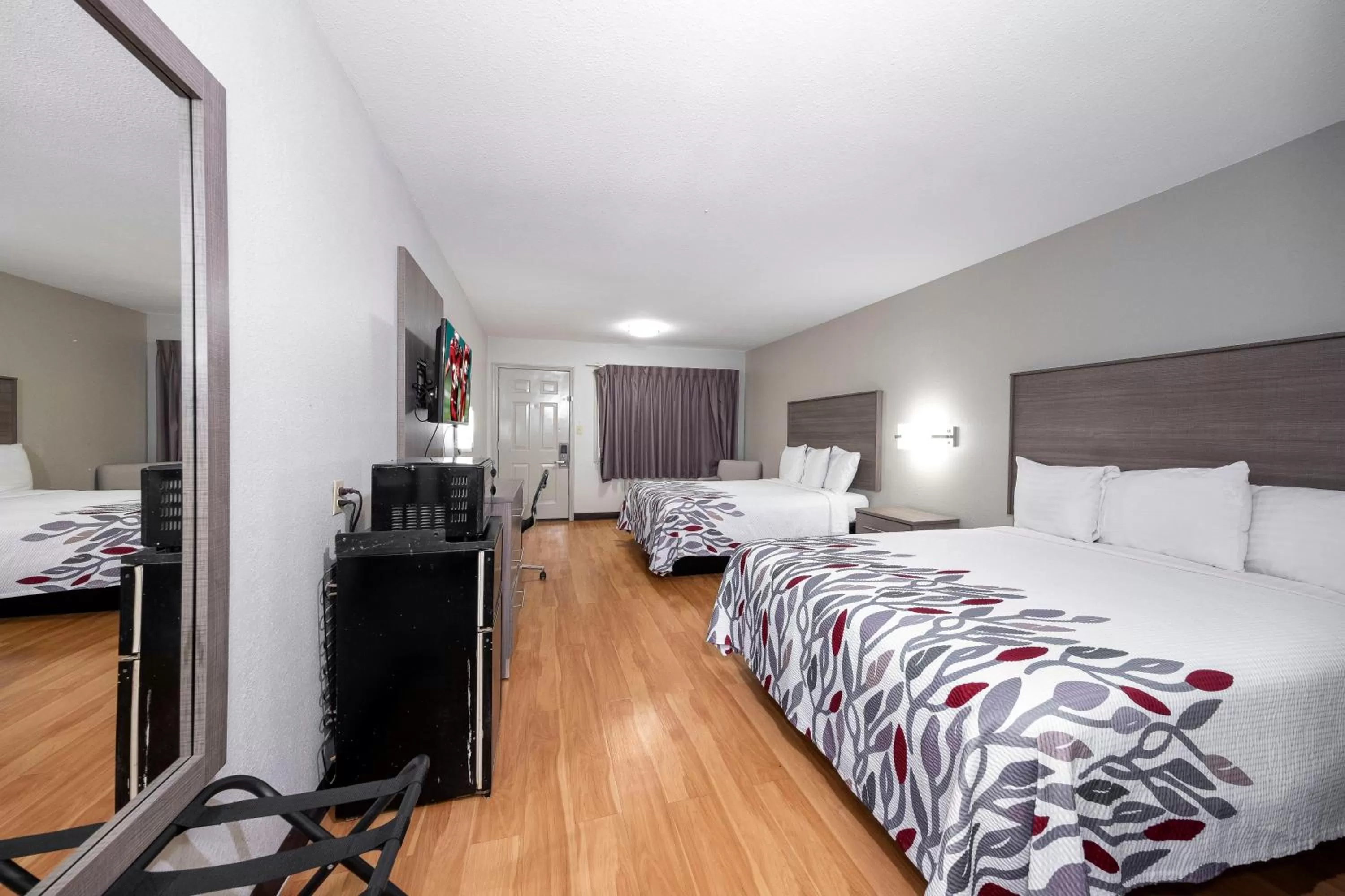 Photo of the whole room, Bed in Red Roof Inn Bay Minette