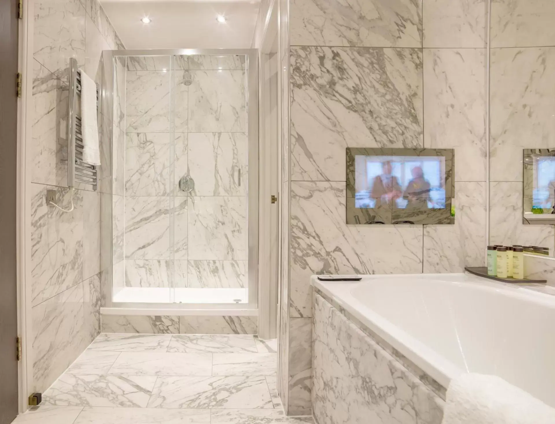 Shower, Bathroom in Boulevard Hotel