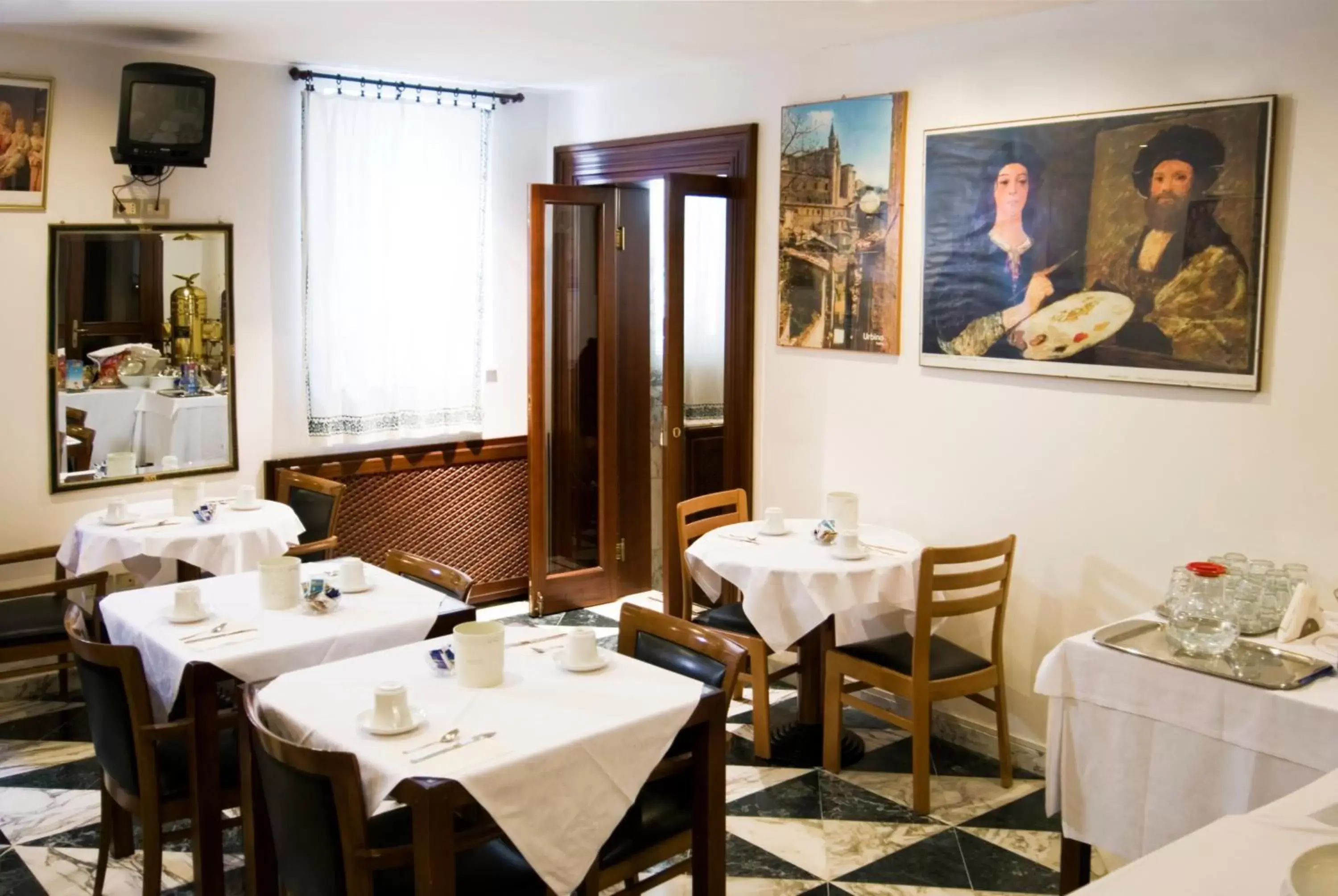 Restaurant/Places to Eat in Hotel Raffaello