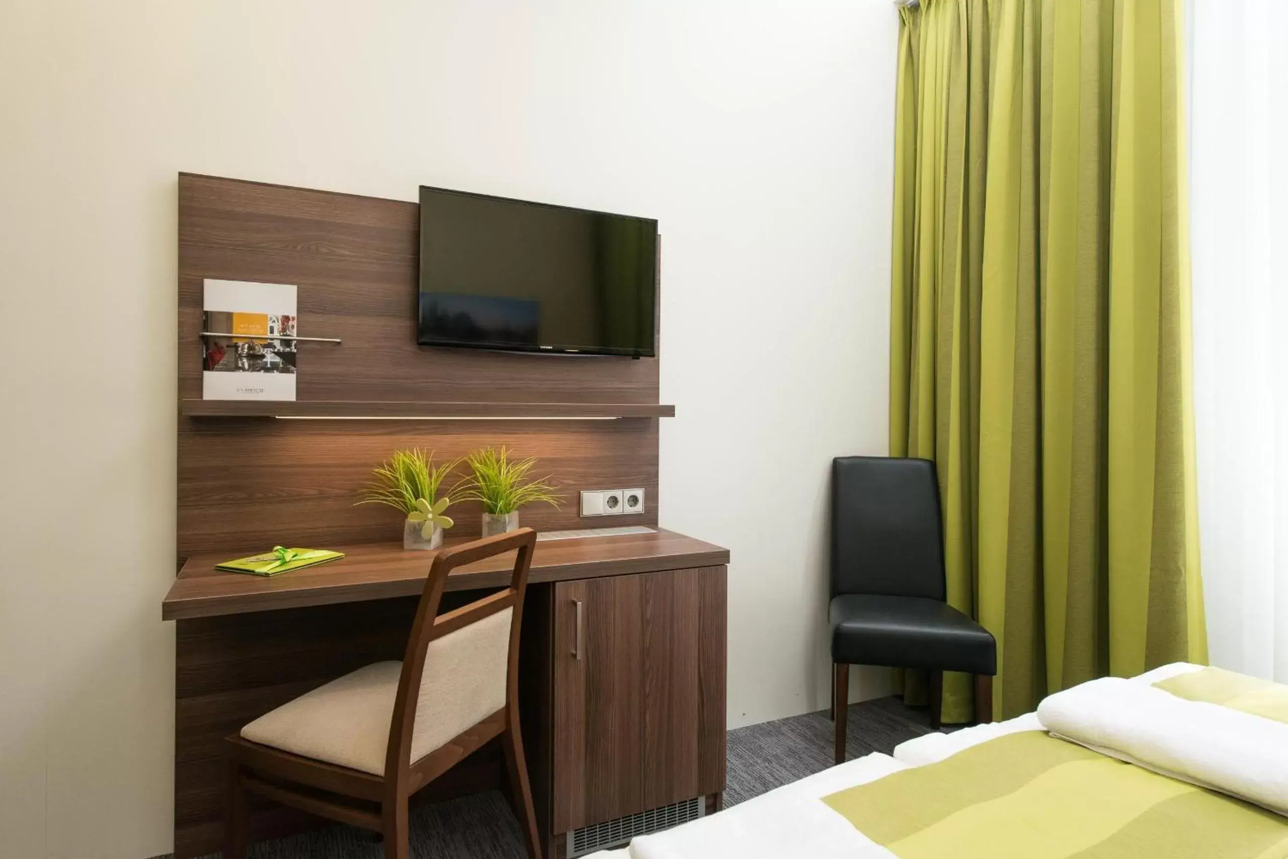 TV and multimedia, TV/Entertainment Center in Goethe Conference Hotel by Trip Inn