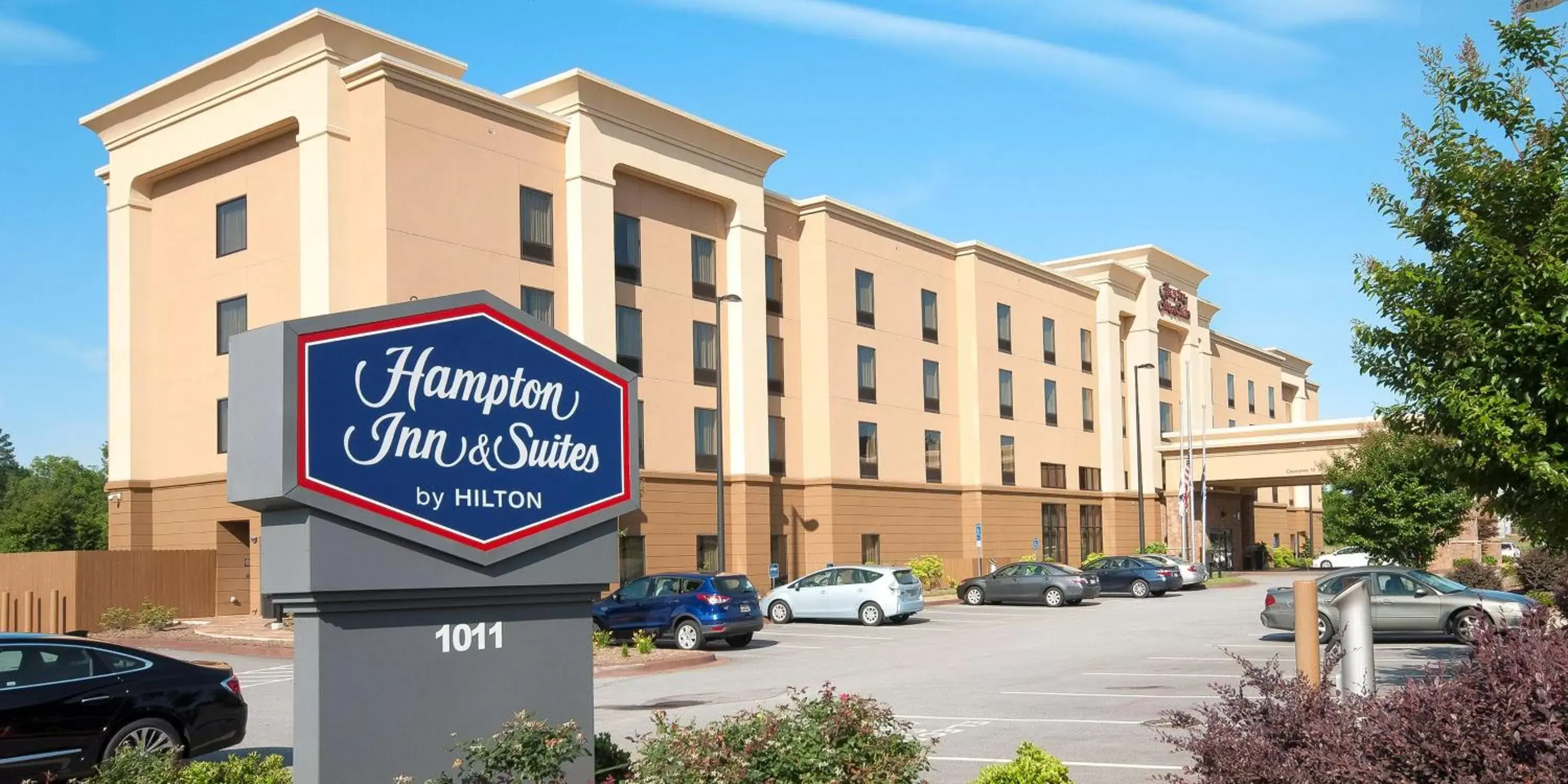 Property Building in Hampton Inn & Suites Seneca-Clemson Area