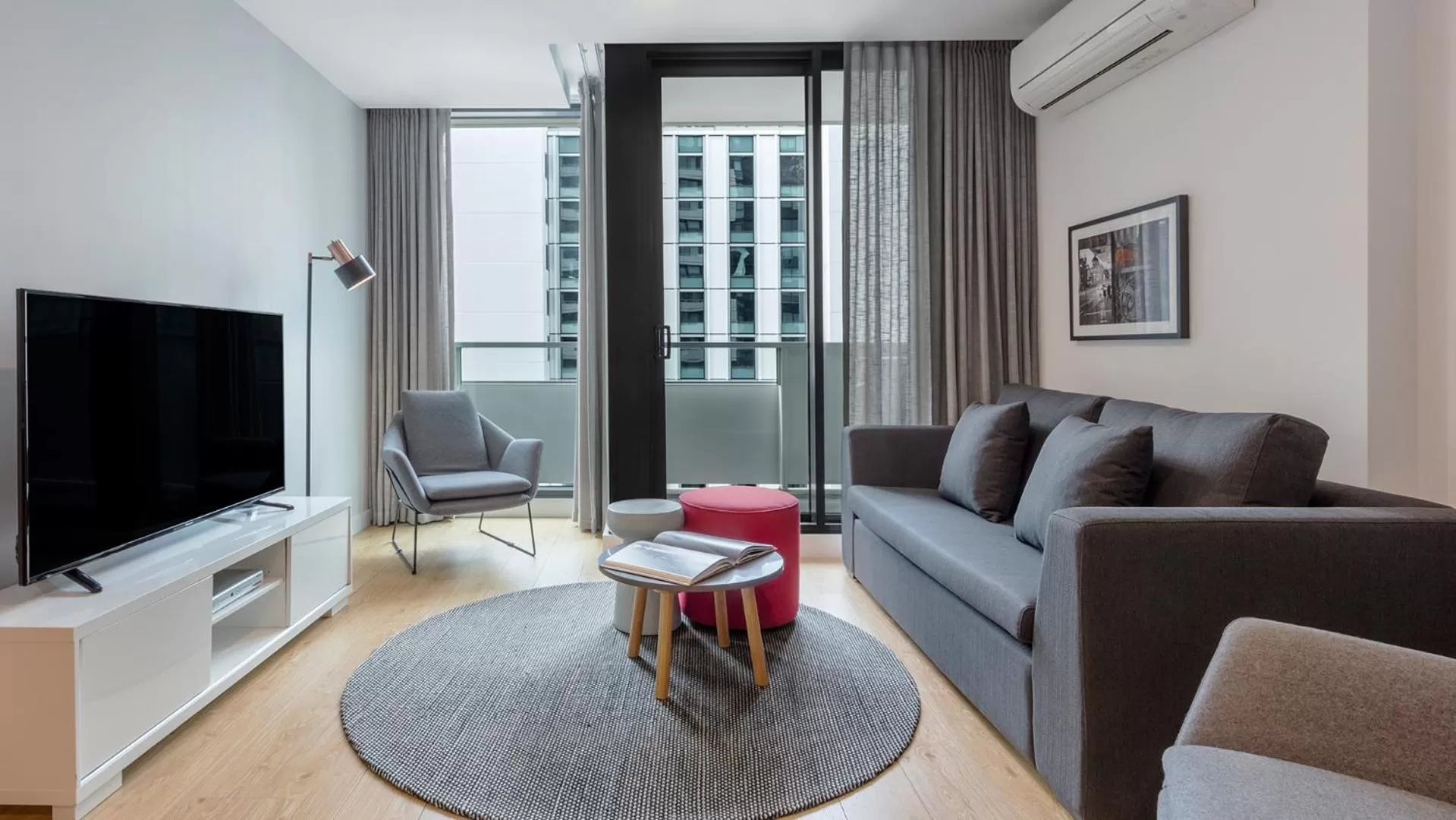 TV and multimedia in Oaks Melbourne Southbank Suites