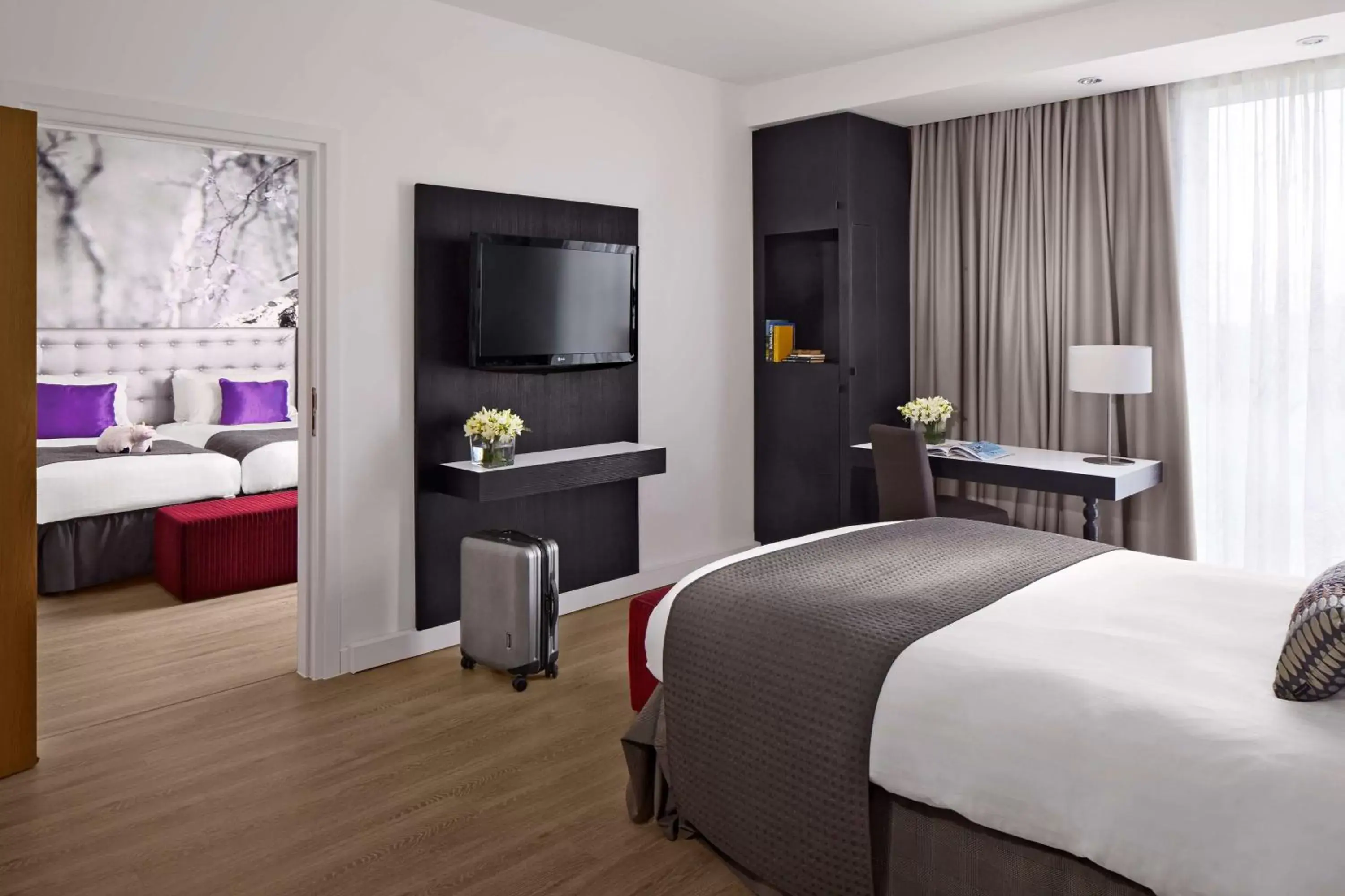 Bedroom, TV/Entertainment Center in Radisson Blu Hotel East Midlands Airport