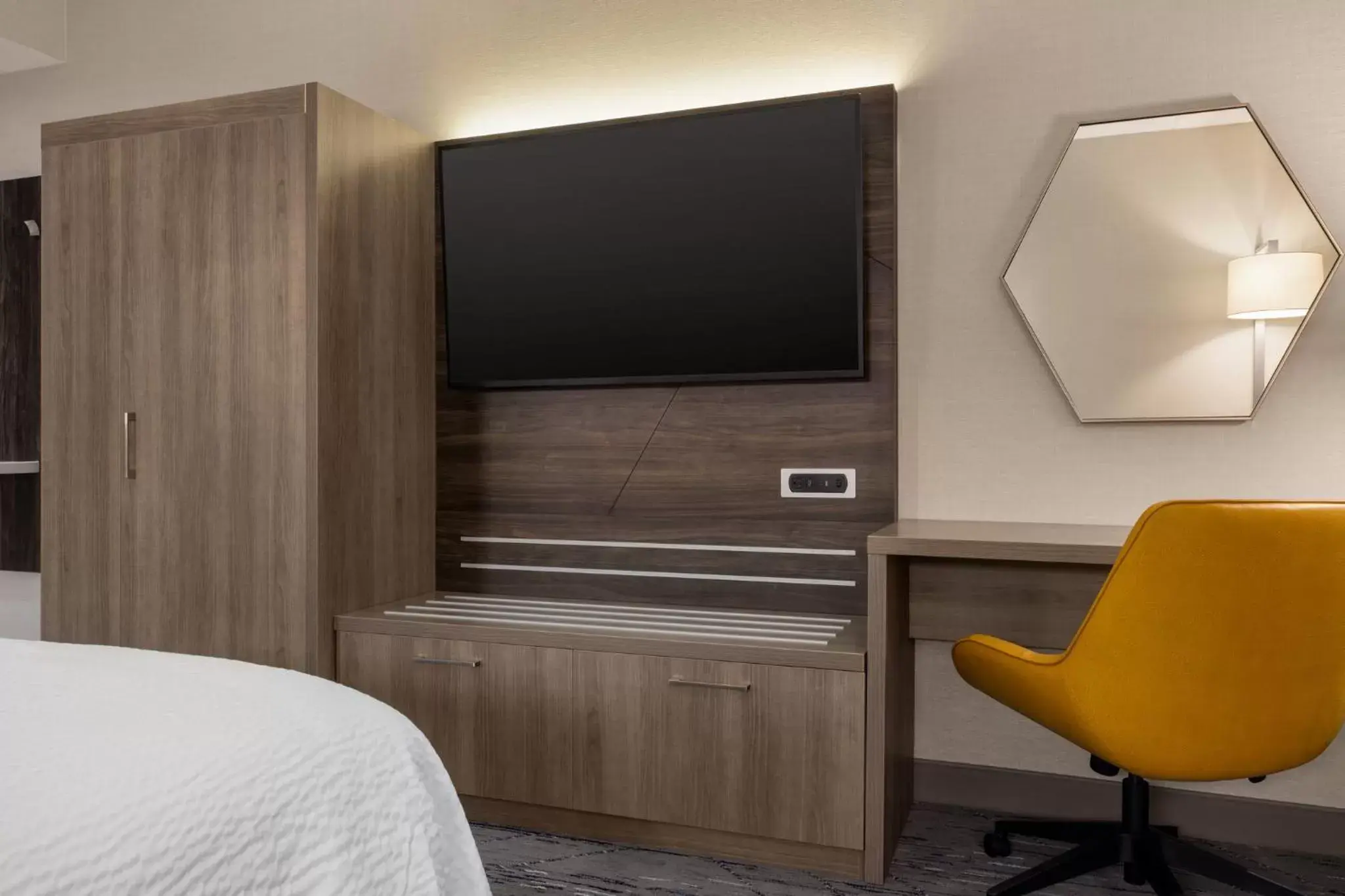 Bedroom, TV/Entertainment Center in Holiday Inn Express - Strathroy, an IHG Hotel