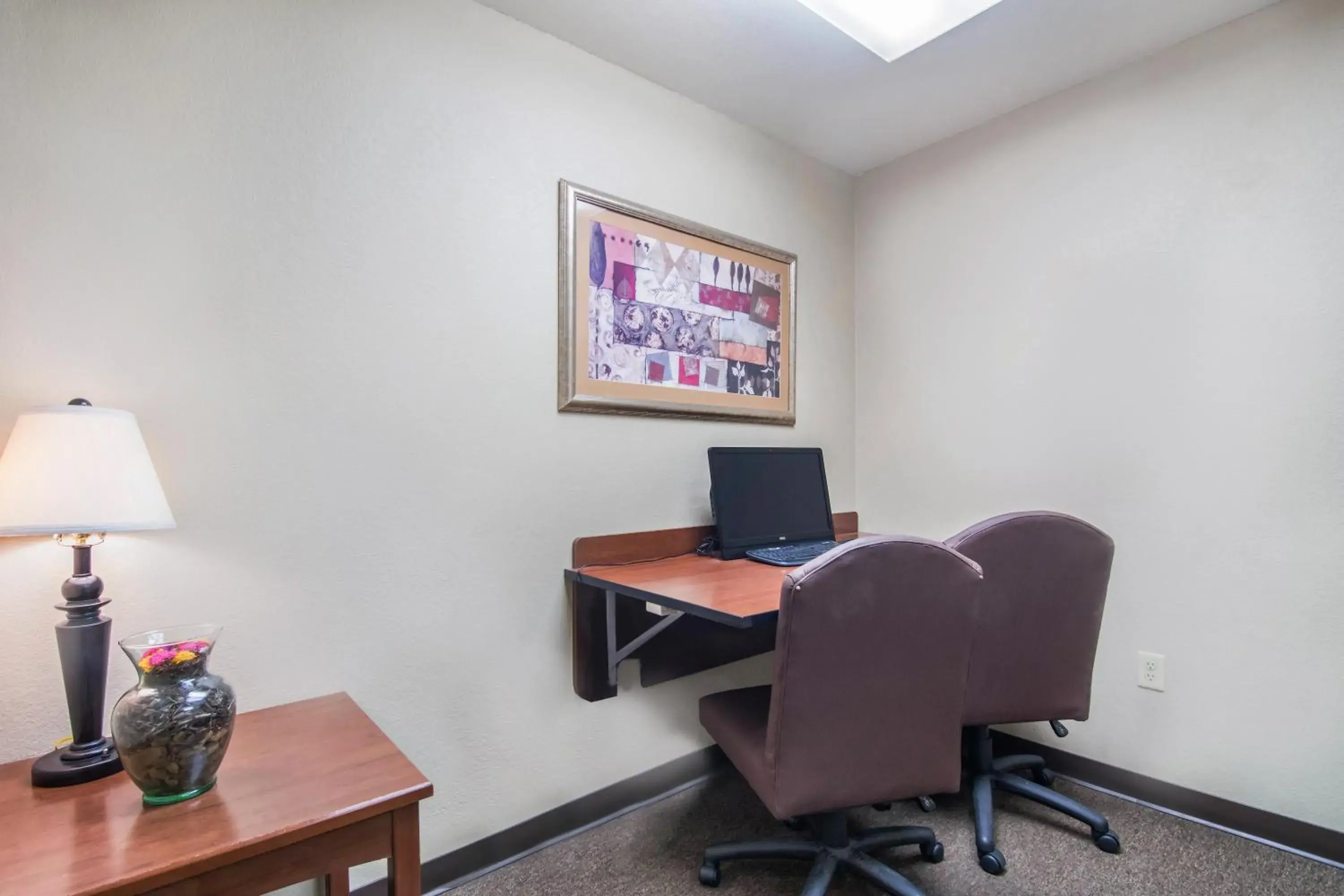 Business facilities, TV/Entertainment Center in HomeTowne Studios & Suites by Red Roof Bentonville