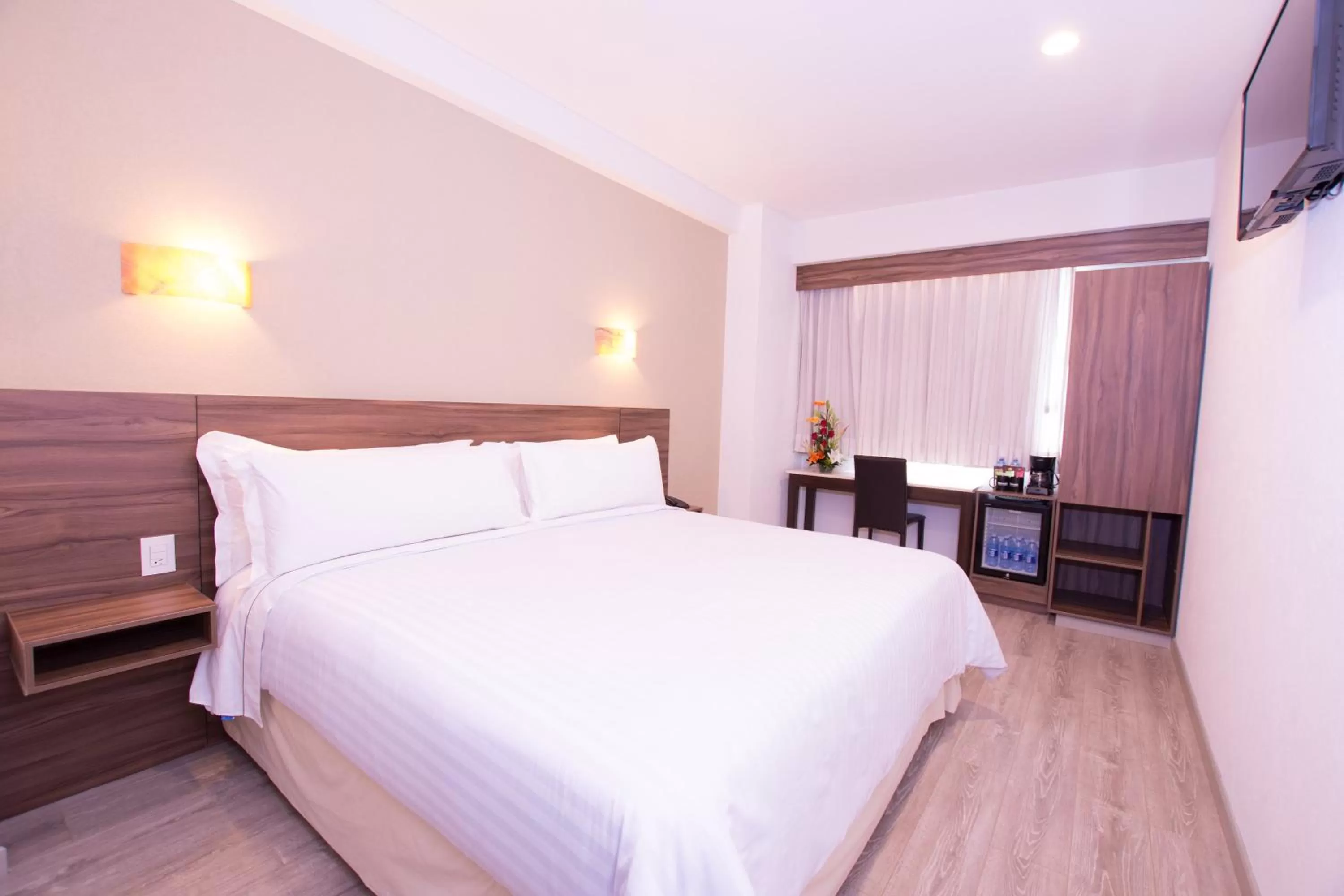 Bedroom, Bed in Crown Victoria Hotel