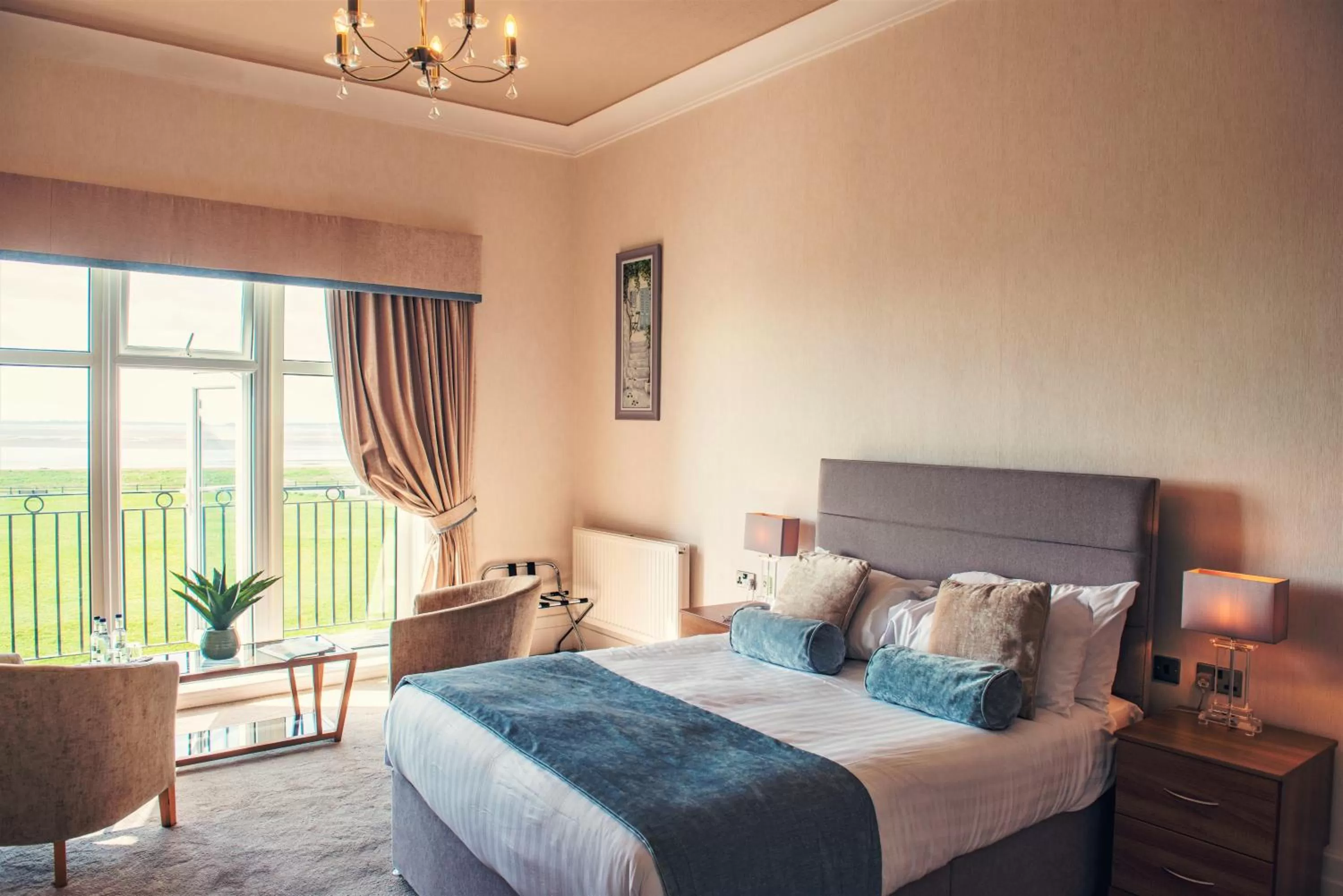 Photo of the whole room, Bed in Clifton Arms Hotel