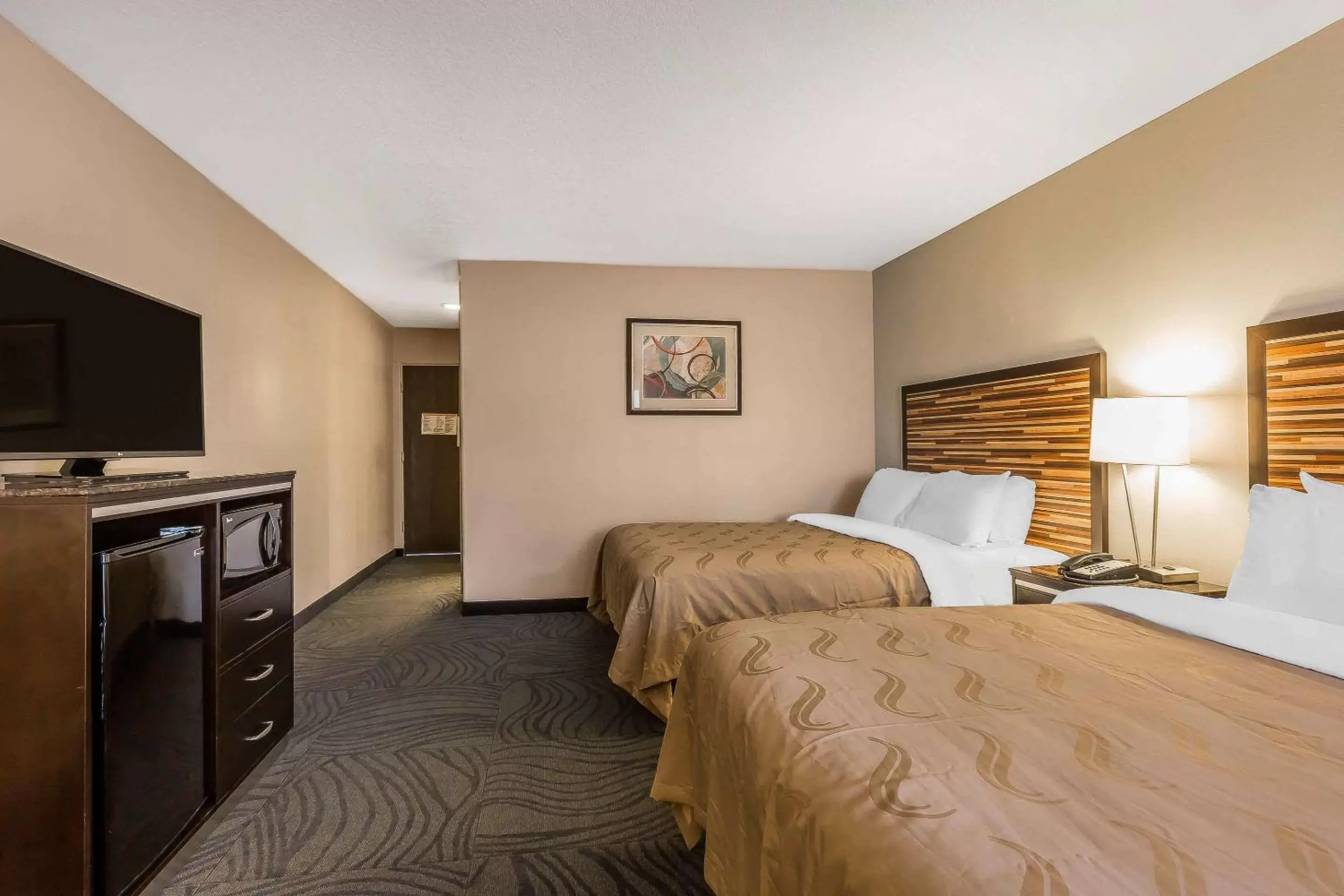 Photo of the whole room, Bed in Quality Inn Fallbrook