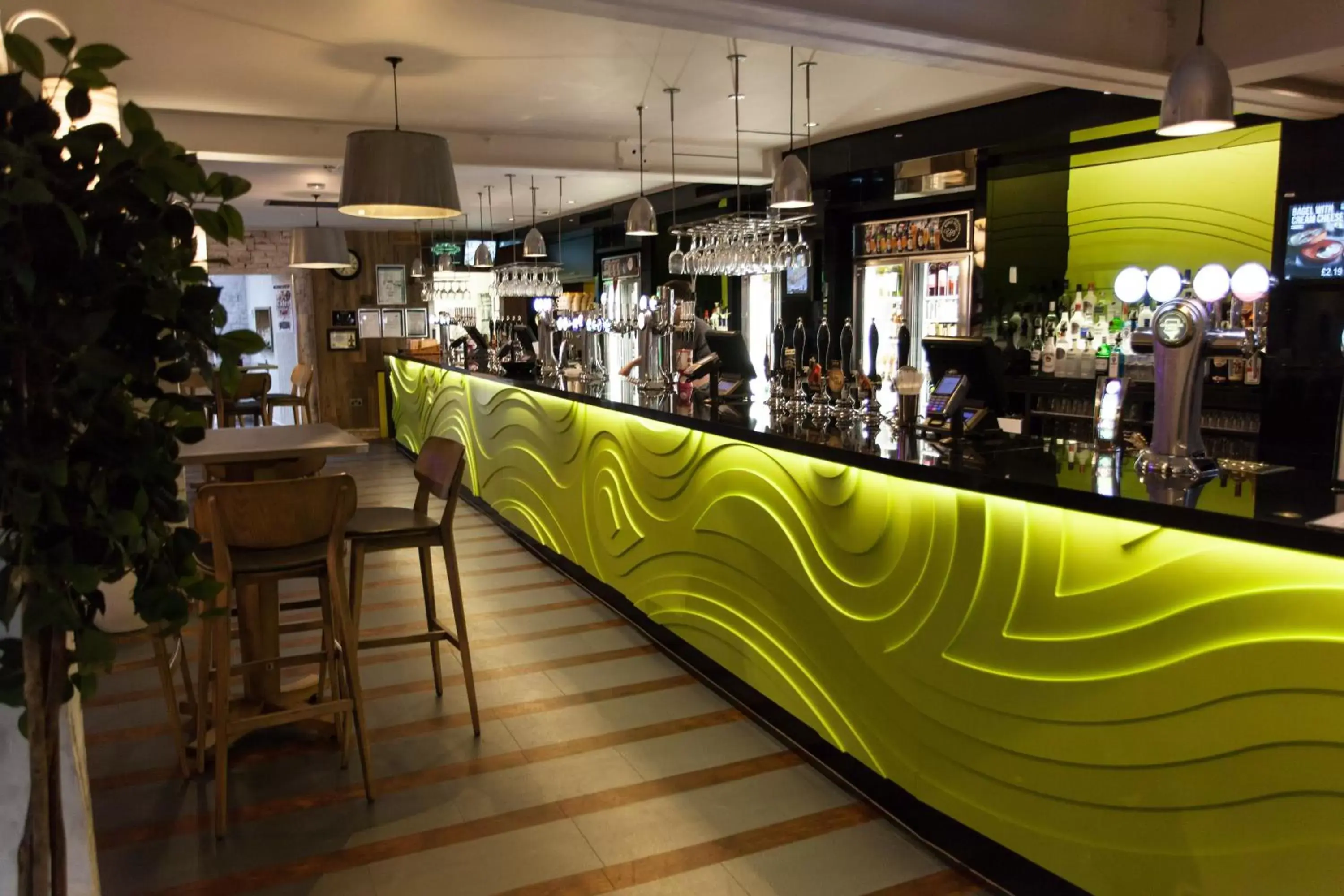 Lounge or bar, Lounge/Bar in The King's Head Hotel Wetherspoon