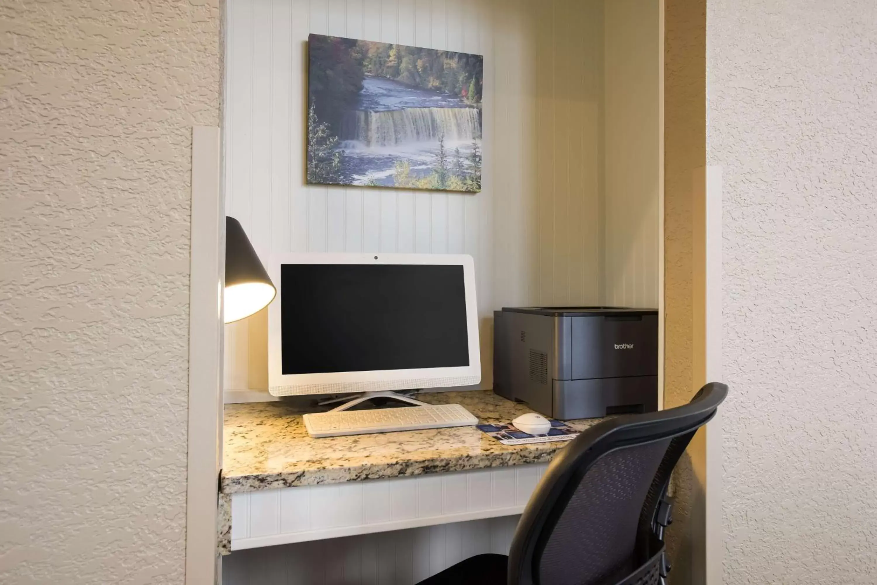 Business facilities, TV/Entertainment Center in Best Western Harbour Pointe Lakefront