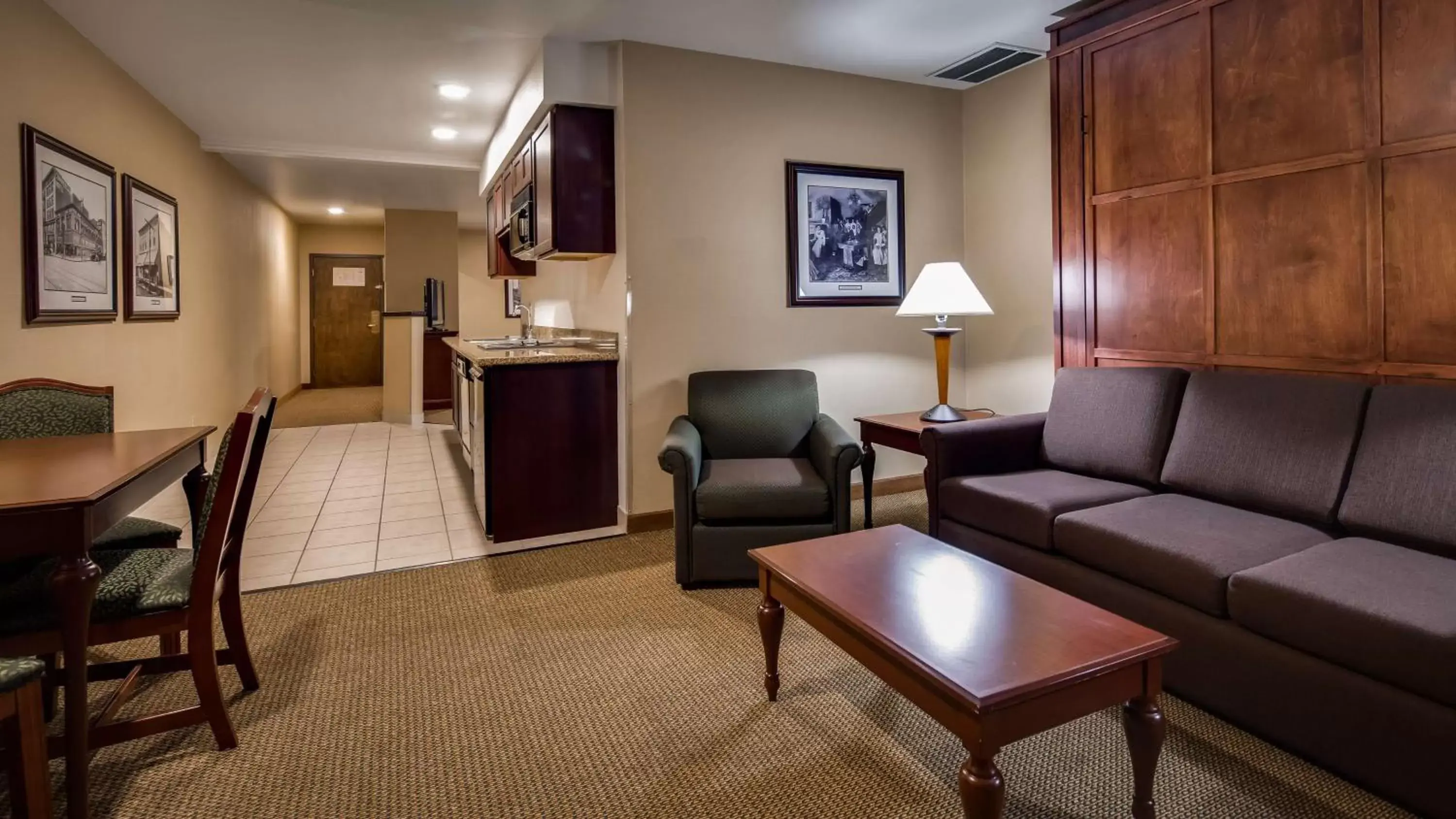 Photo of the whole room, Seating Area in Best Western Plus Ahtanum Inn