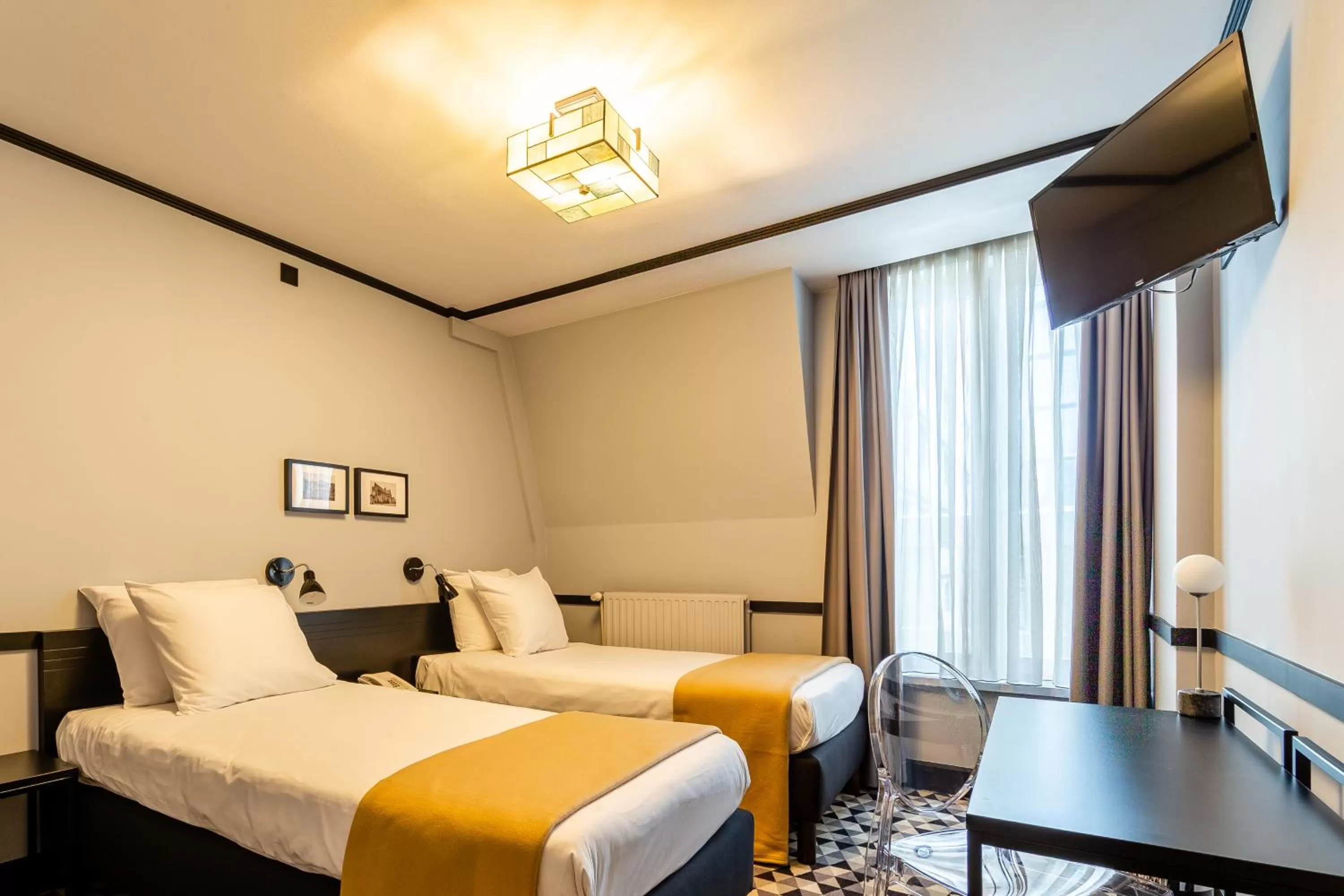 TV and multimedia, Bed in Hotel des Colonies Brussels by Mercure