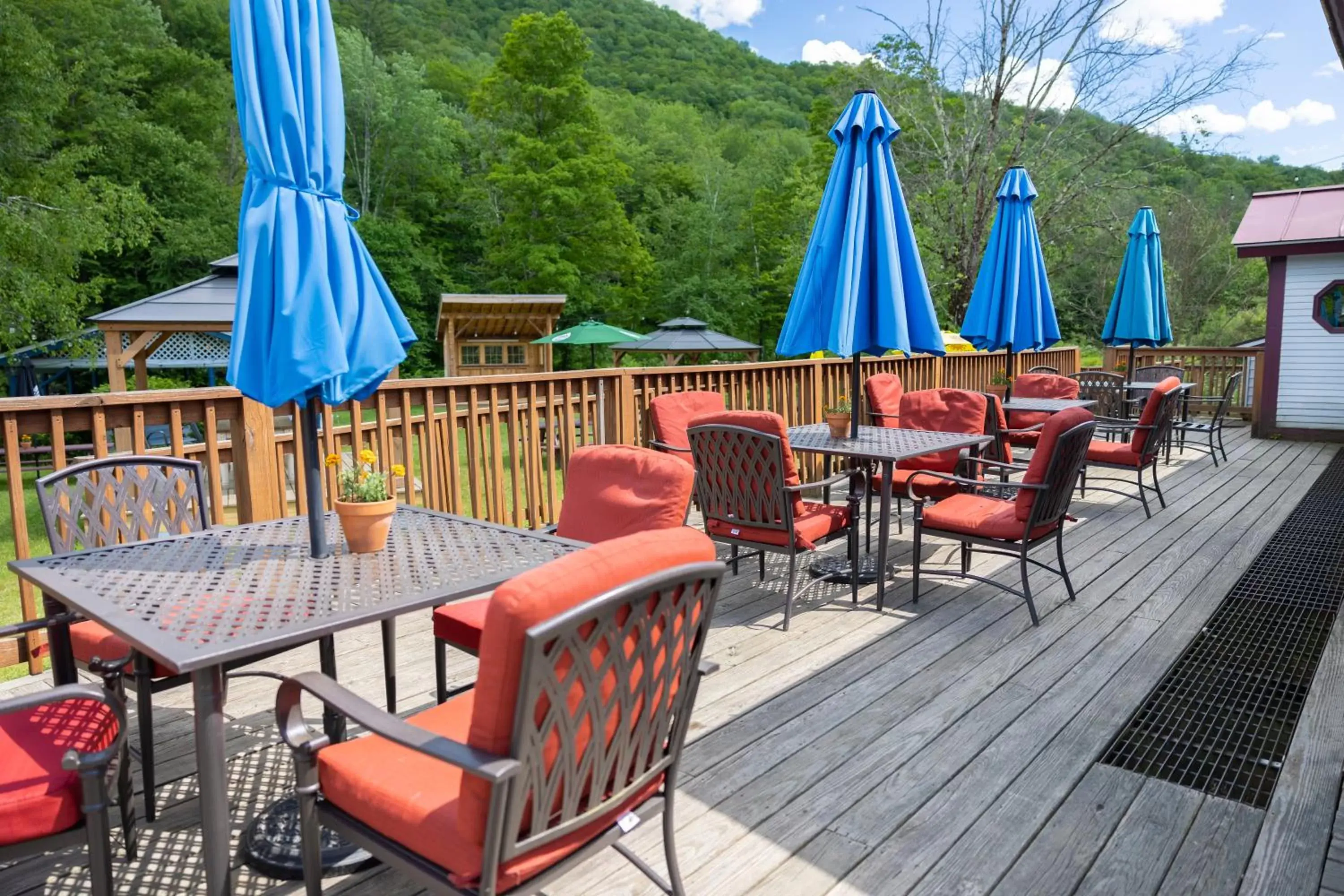 Patio in Clear River Inn and Tavern