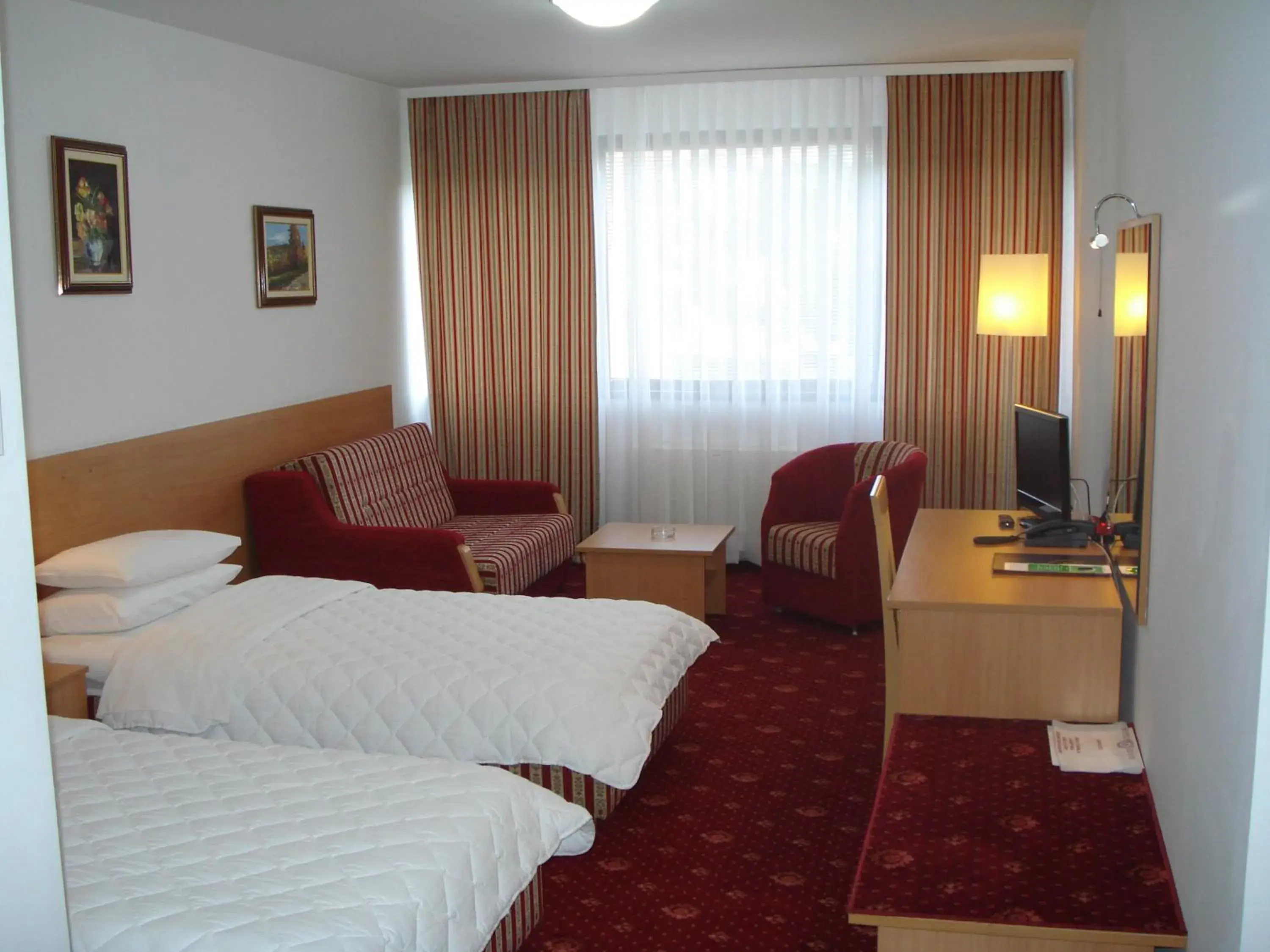 Bedroom, Seating Area in Hotel Grand