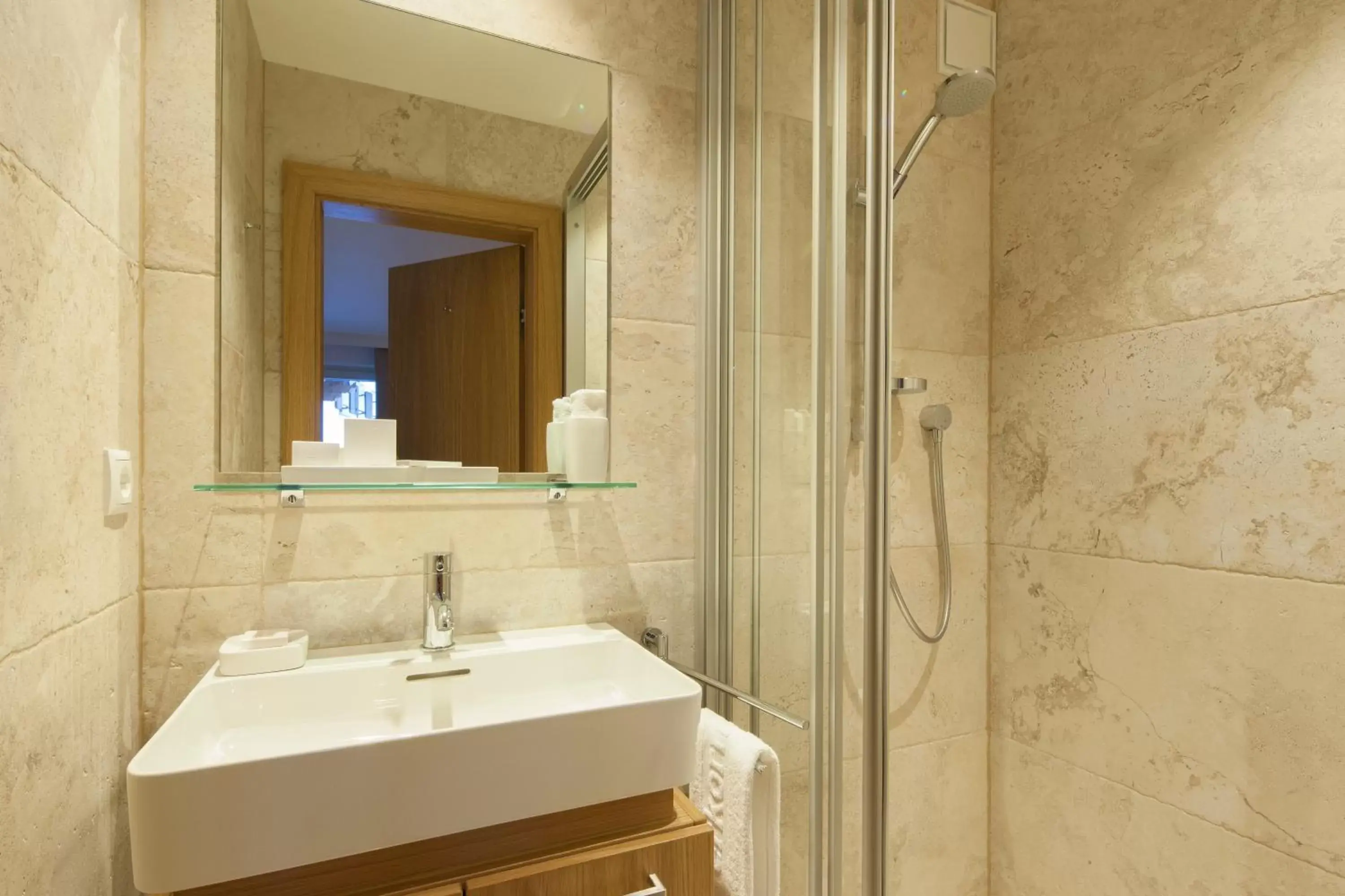 Shower, Bathroom in Pfefferkorn's Hotel
