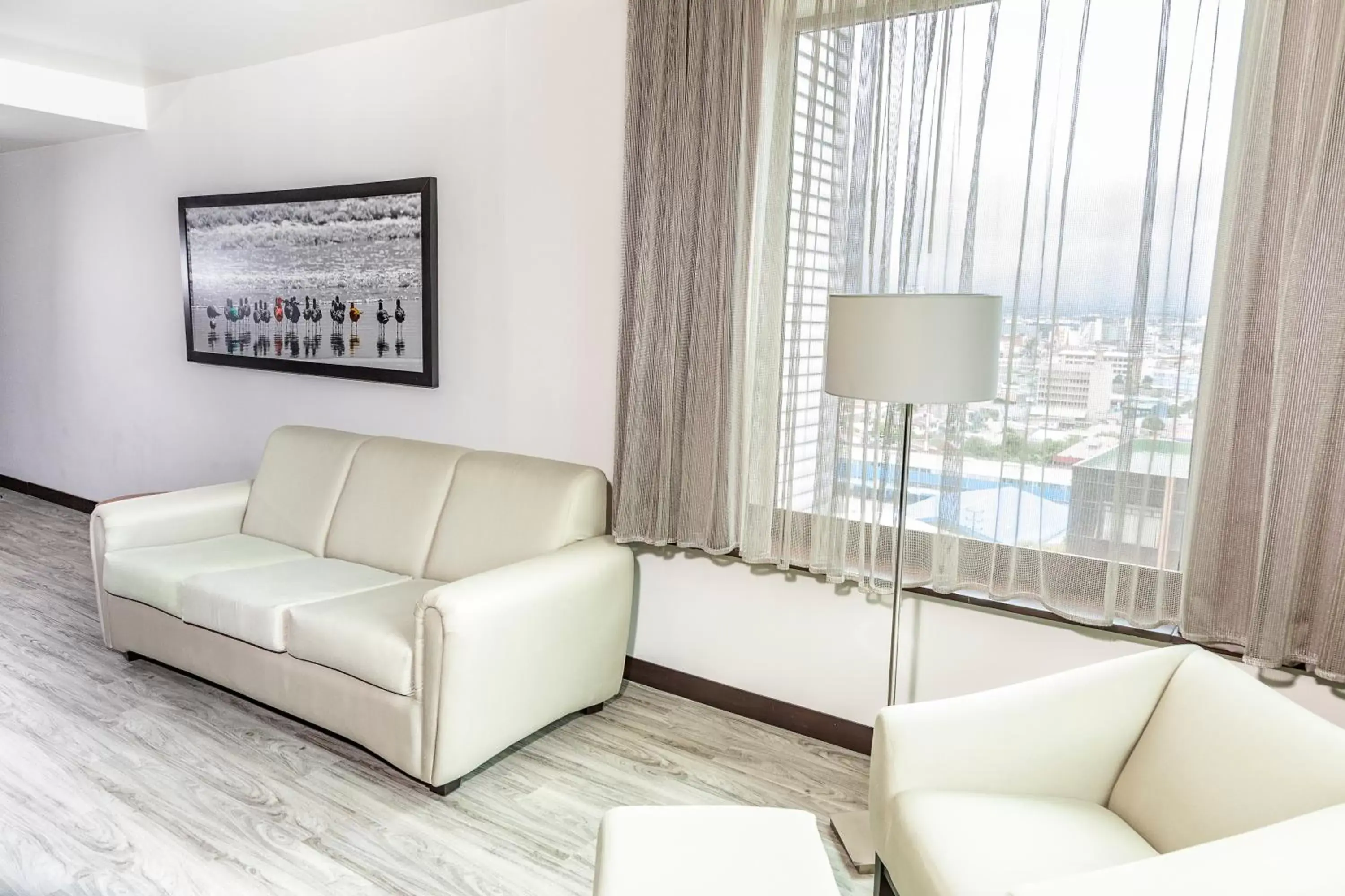 Living room, Seating Area in Park Inn San Jose by Radisson