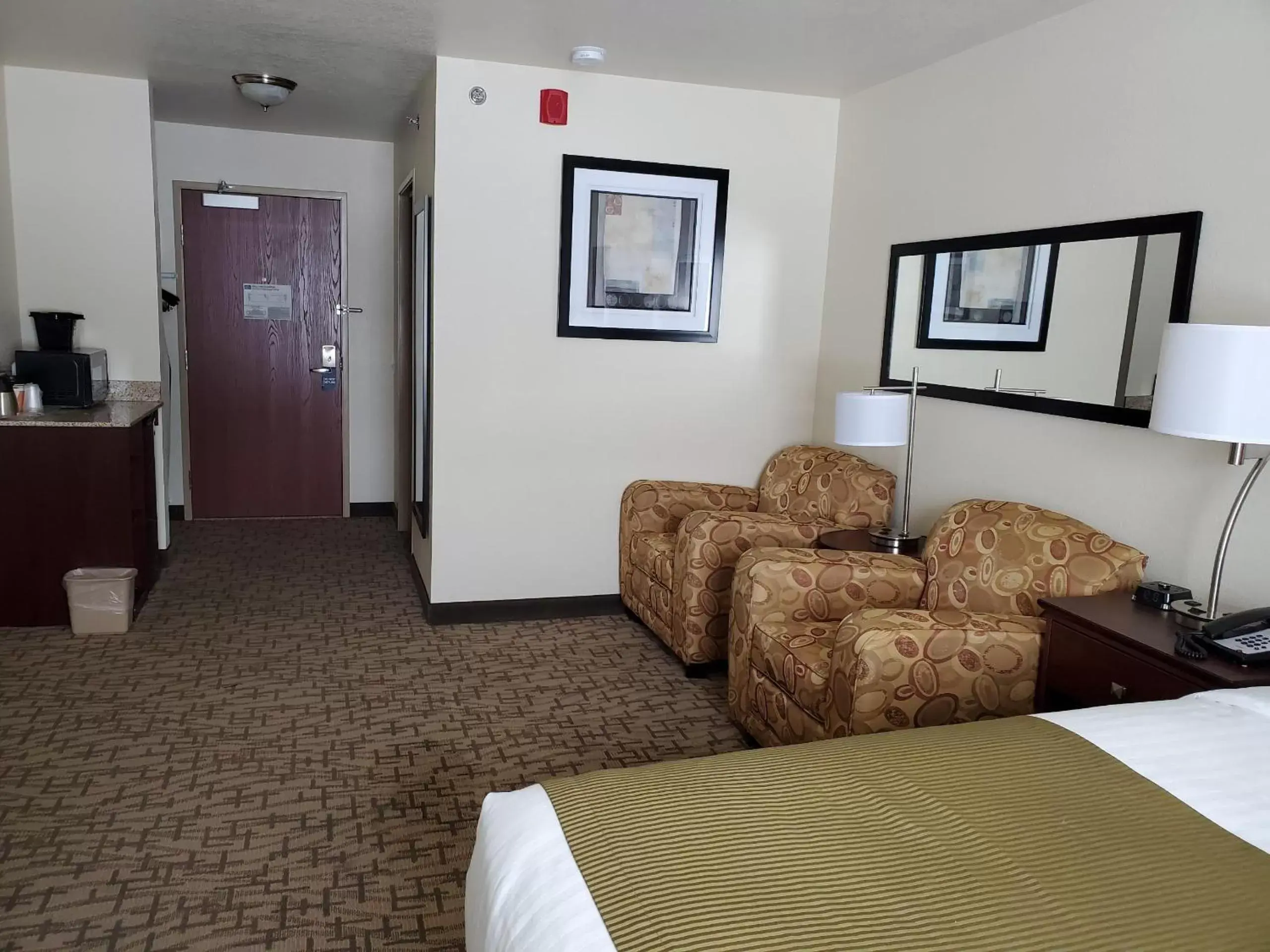 Bed, Seating Area in Cobblestone Inn & Suites - Barron