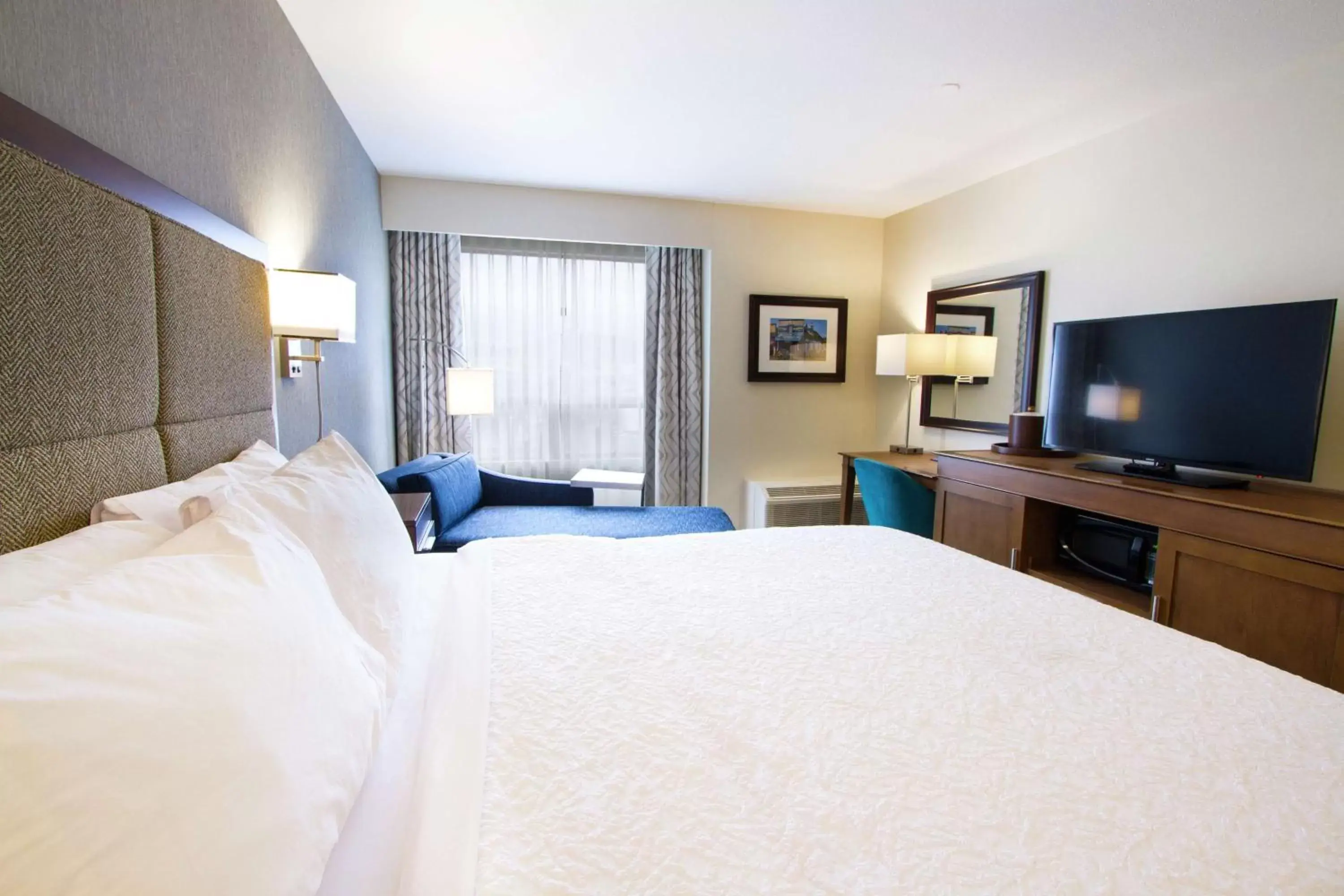 Bedroom, Bed in Hampton Inn - Vancouver Airport/Richmond