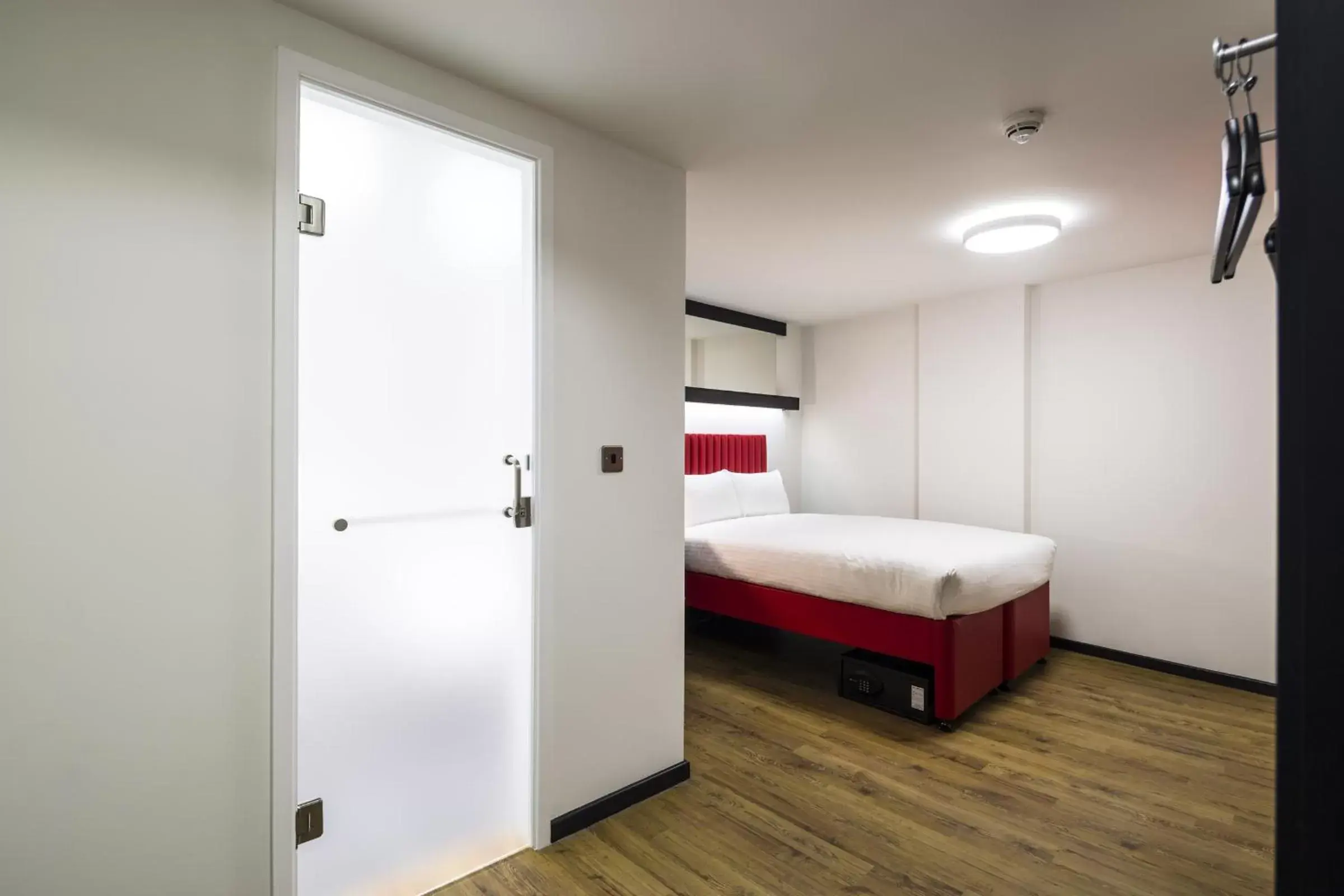 Bedroom, Bed in Tune Hotel Liverpool