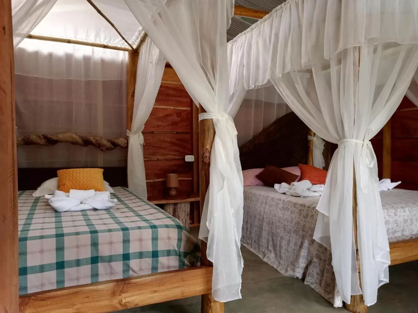 Bed in Iguanitas Lodge