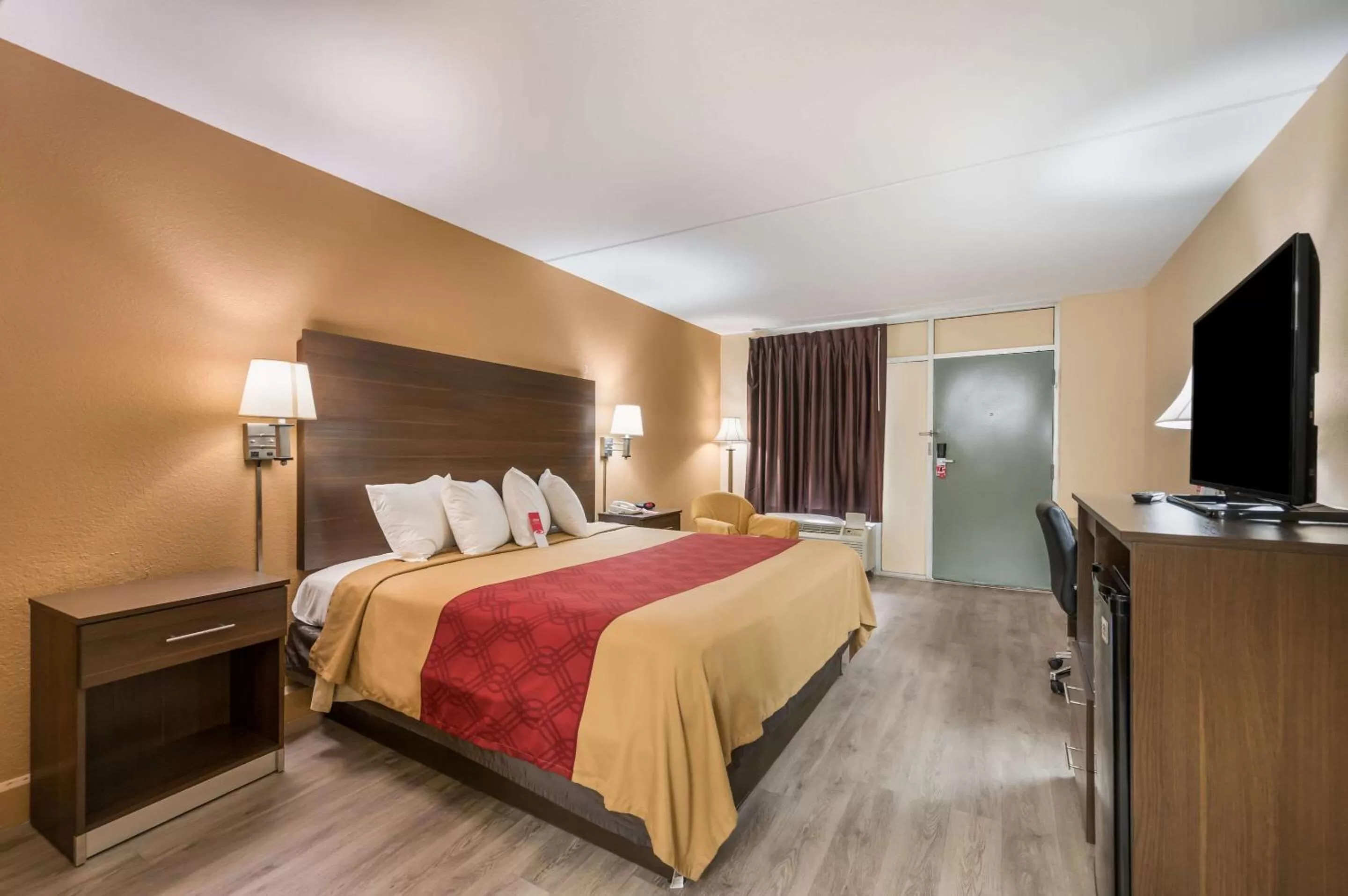 Photo of the whole room, Bed in Econo Lodge Cullman South