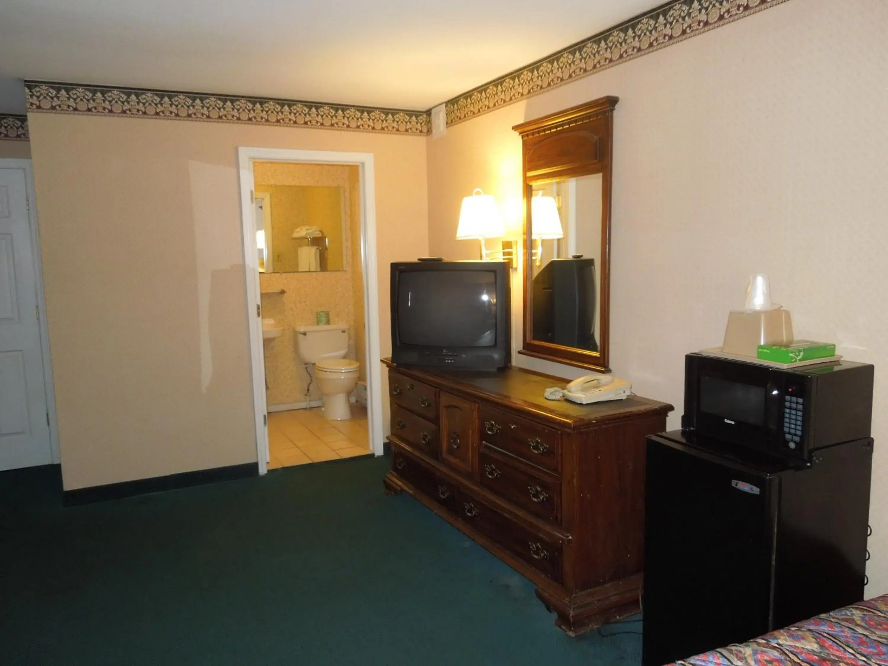 Bathroom, TV/Entertainment Center in Value Inn