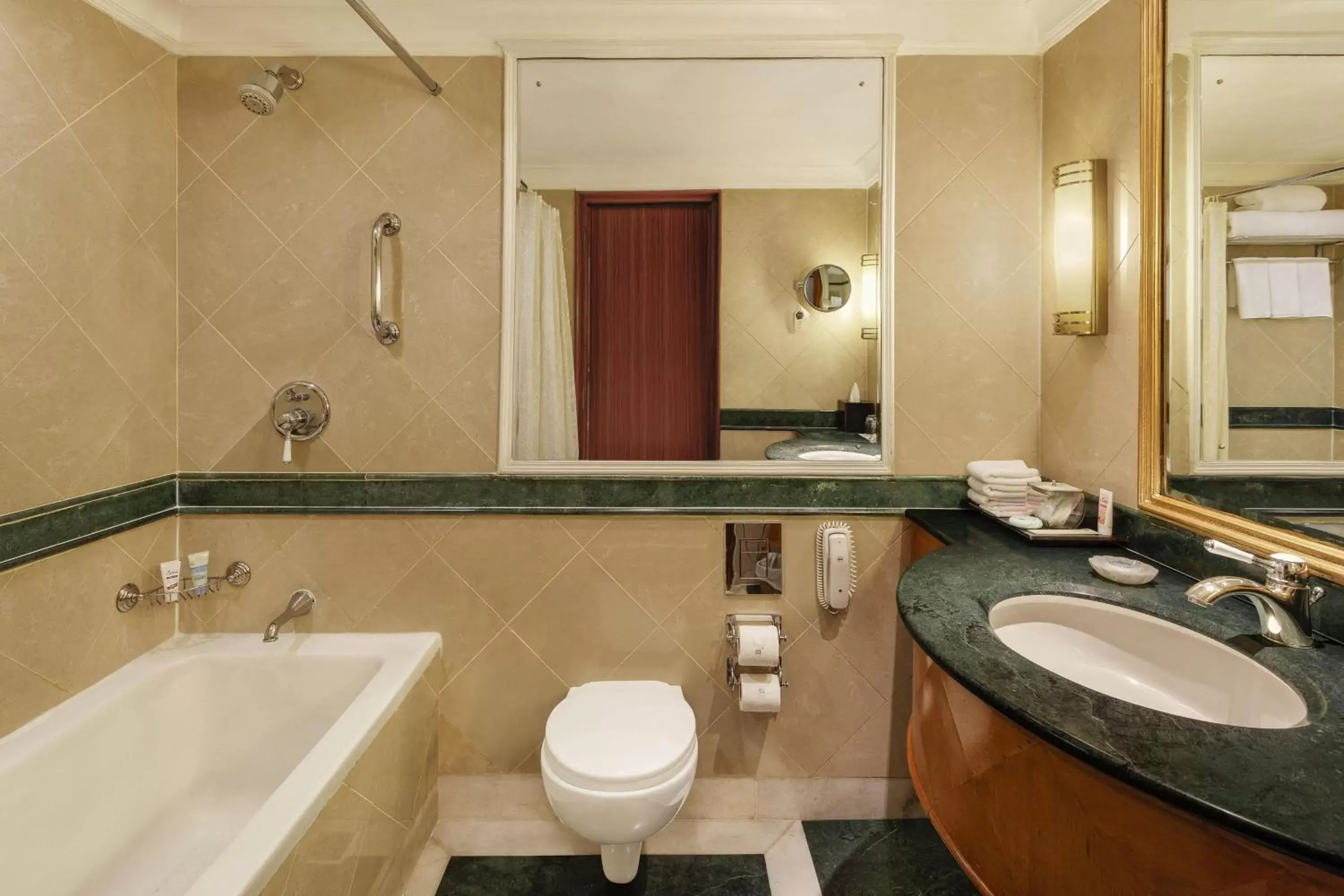 Bathroom in ITC Mughal, A Luxury Collection Resort & Spa, Agra