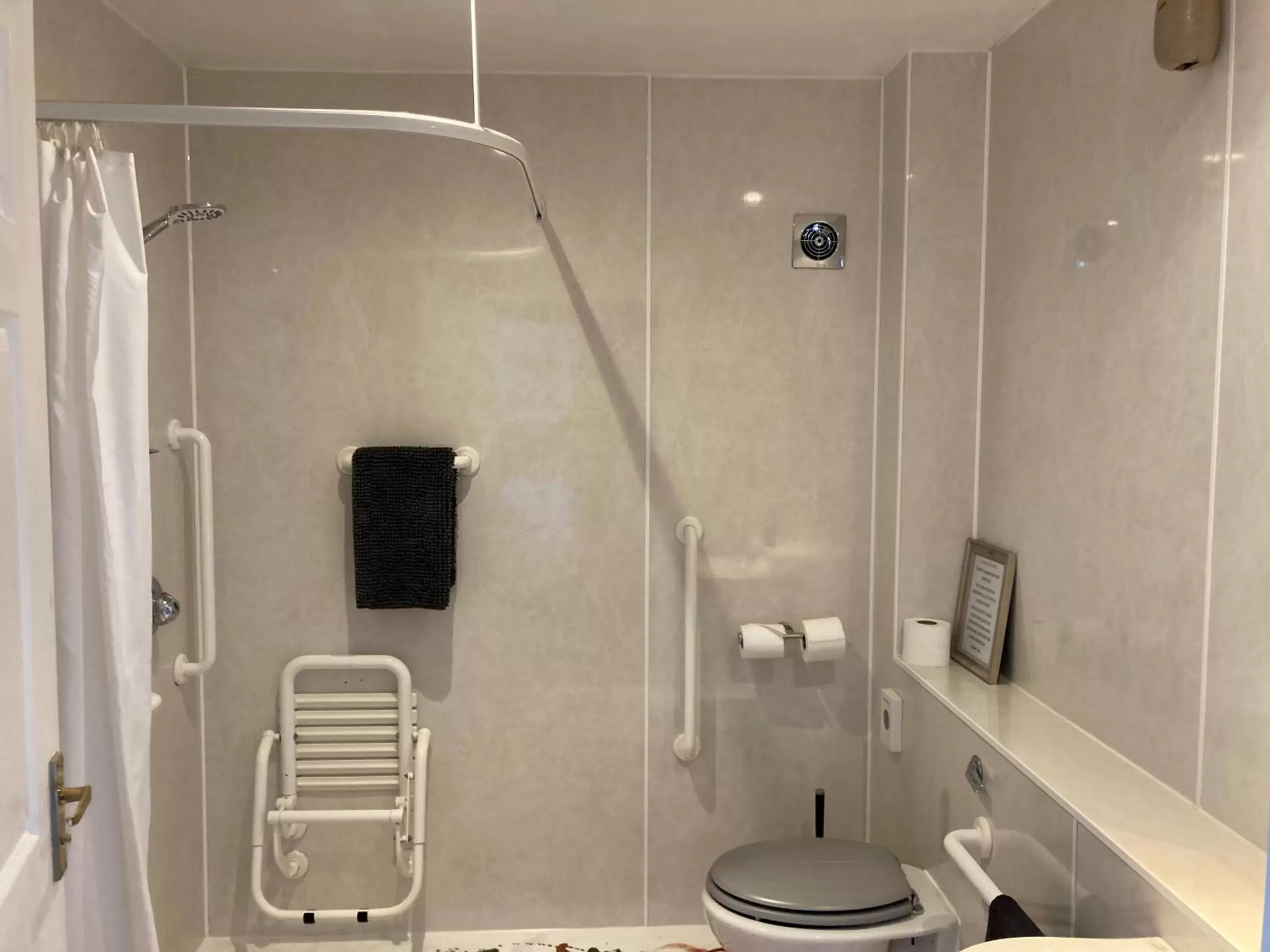 Bathroom in Dunstaffnage Marina Suites and Lodges