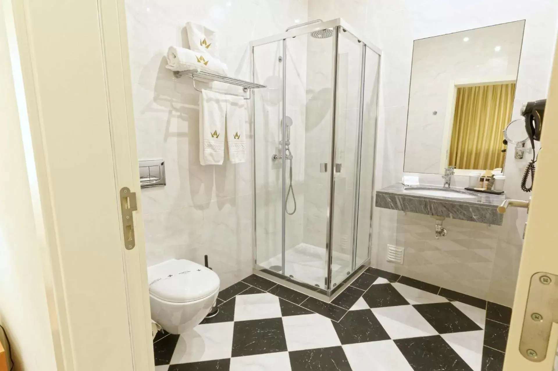 Shower, Bathroom in Lagoa Hotel