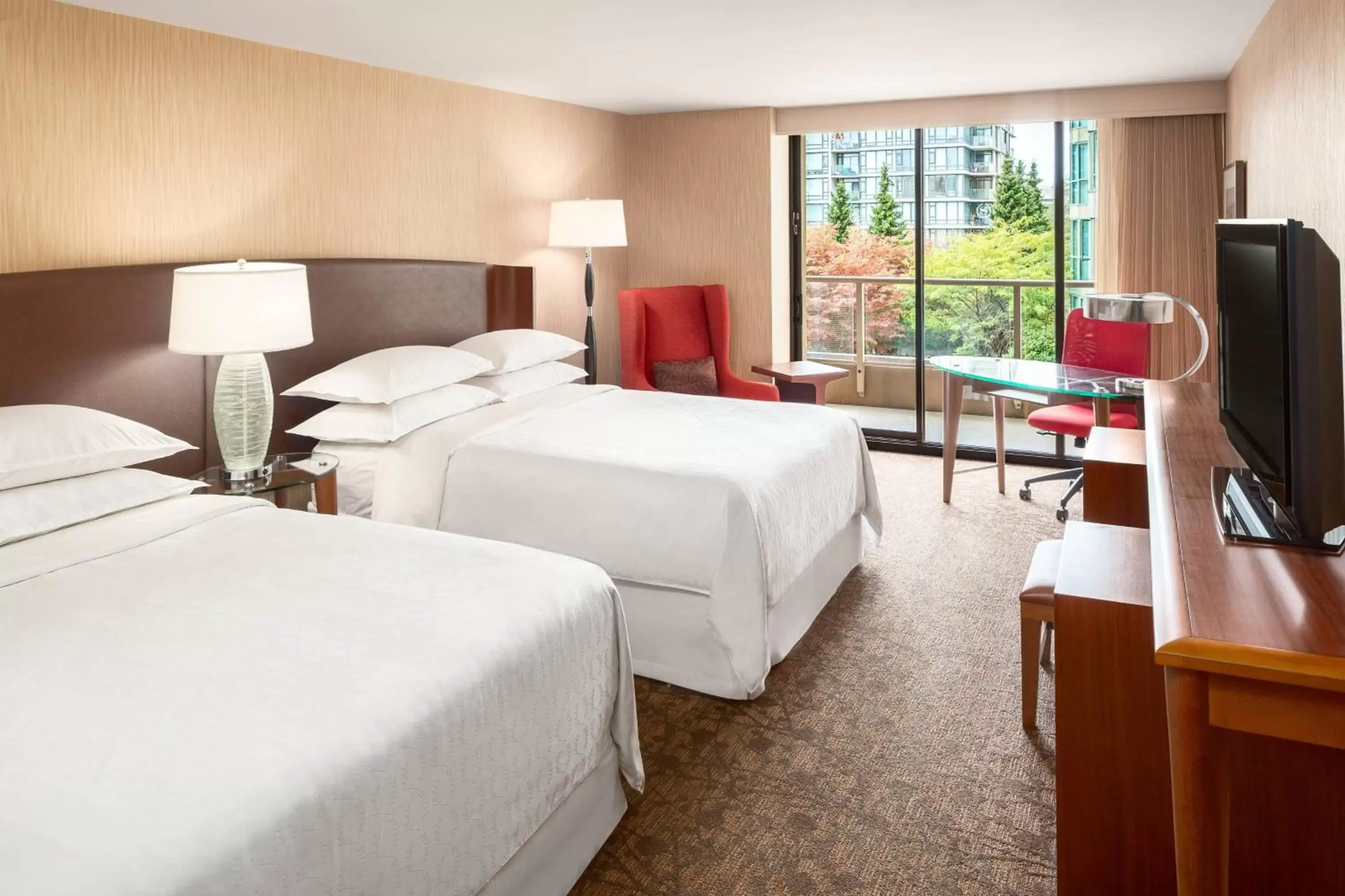 Photo of the whole room, Bed in Sheraton Vancouver Airport Hotel