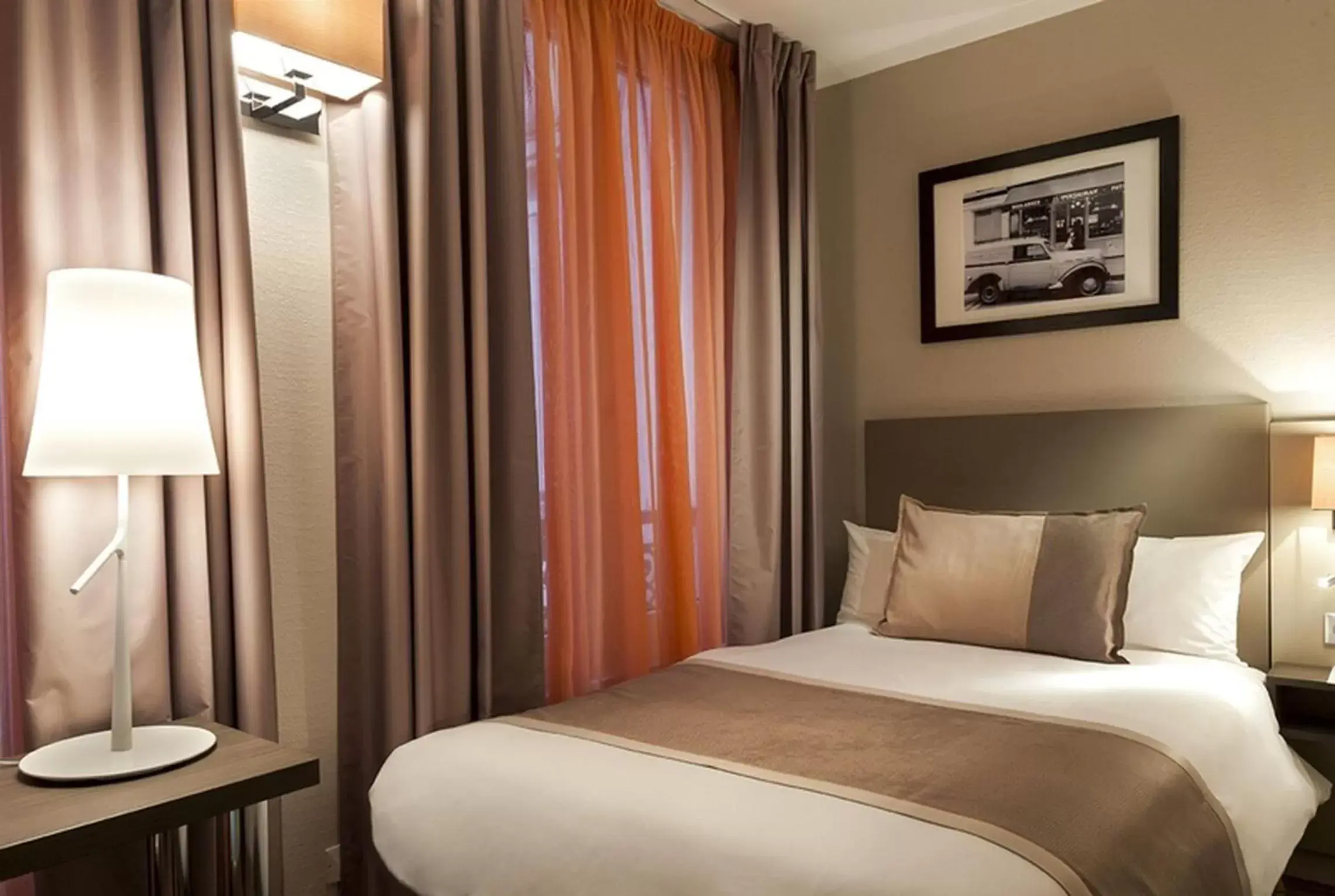 Bed in Timhotel Opera Madeleine Bed in Timhotel Opera Madeleine