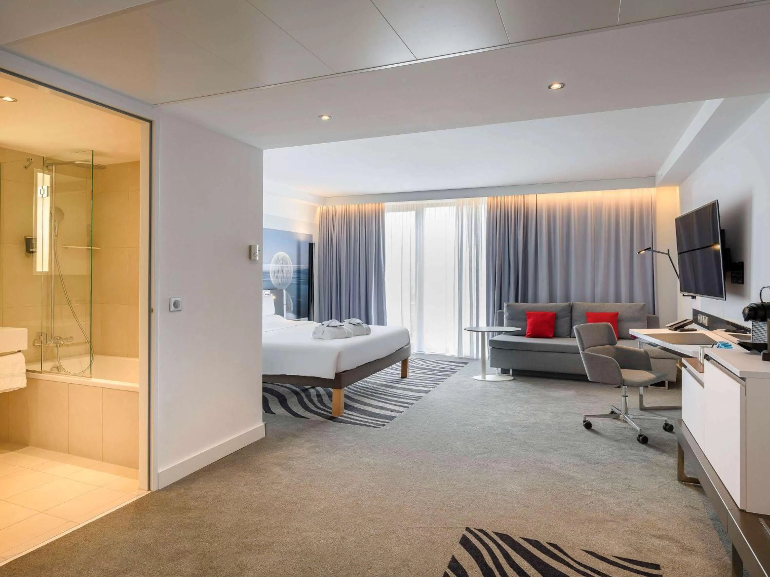 Photo of the whole room in Novotel Wien Hauptbahnhof