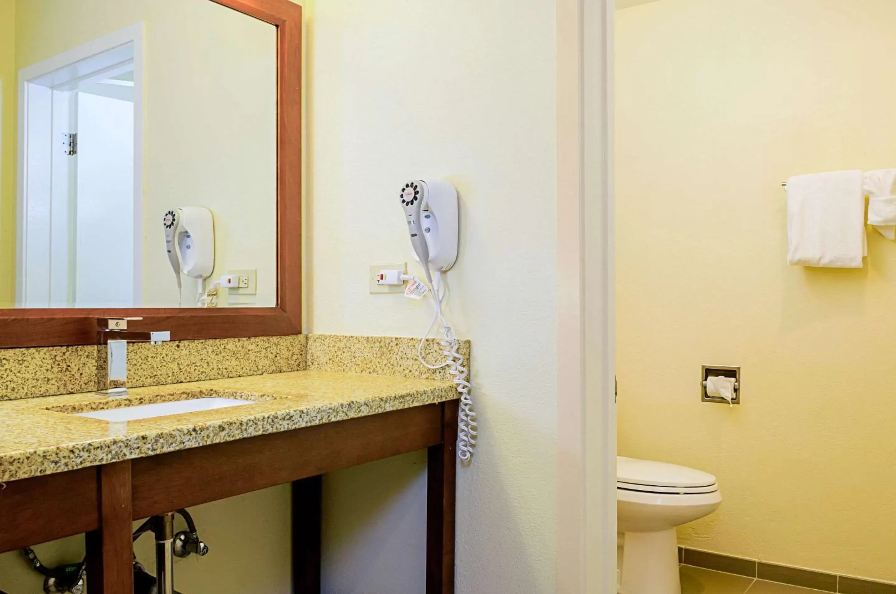 Bathroom in Comfort Inn Monterey Peninsula Airport