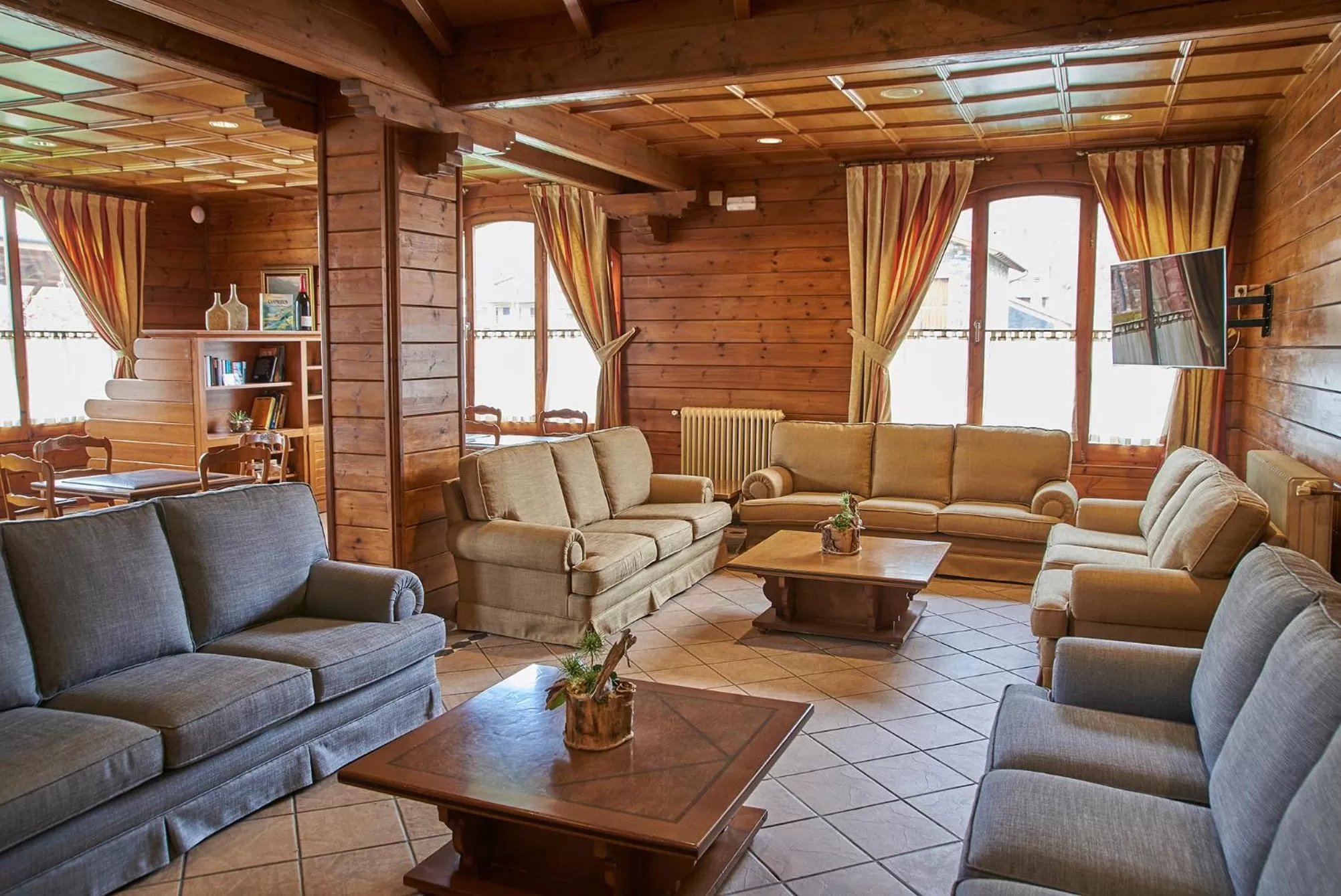 Communal lounge/ TV room in Hotel Grèvol Spa