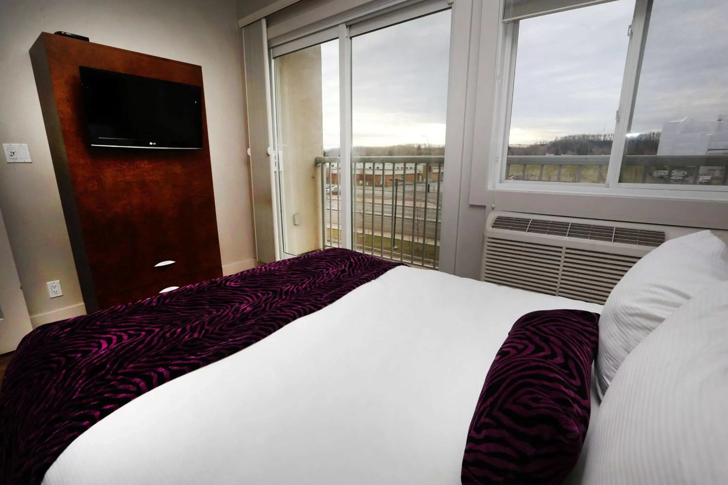 Photo of the whole room, Bed in Baymont by Wyndham Fort McMurray Photo of the whole room, Bed in Baymont by Wyndham Fort McMurray