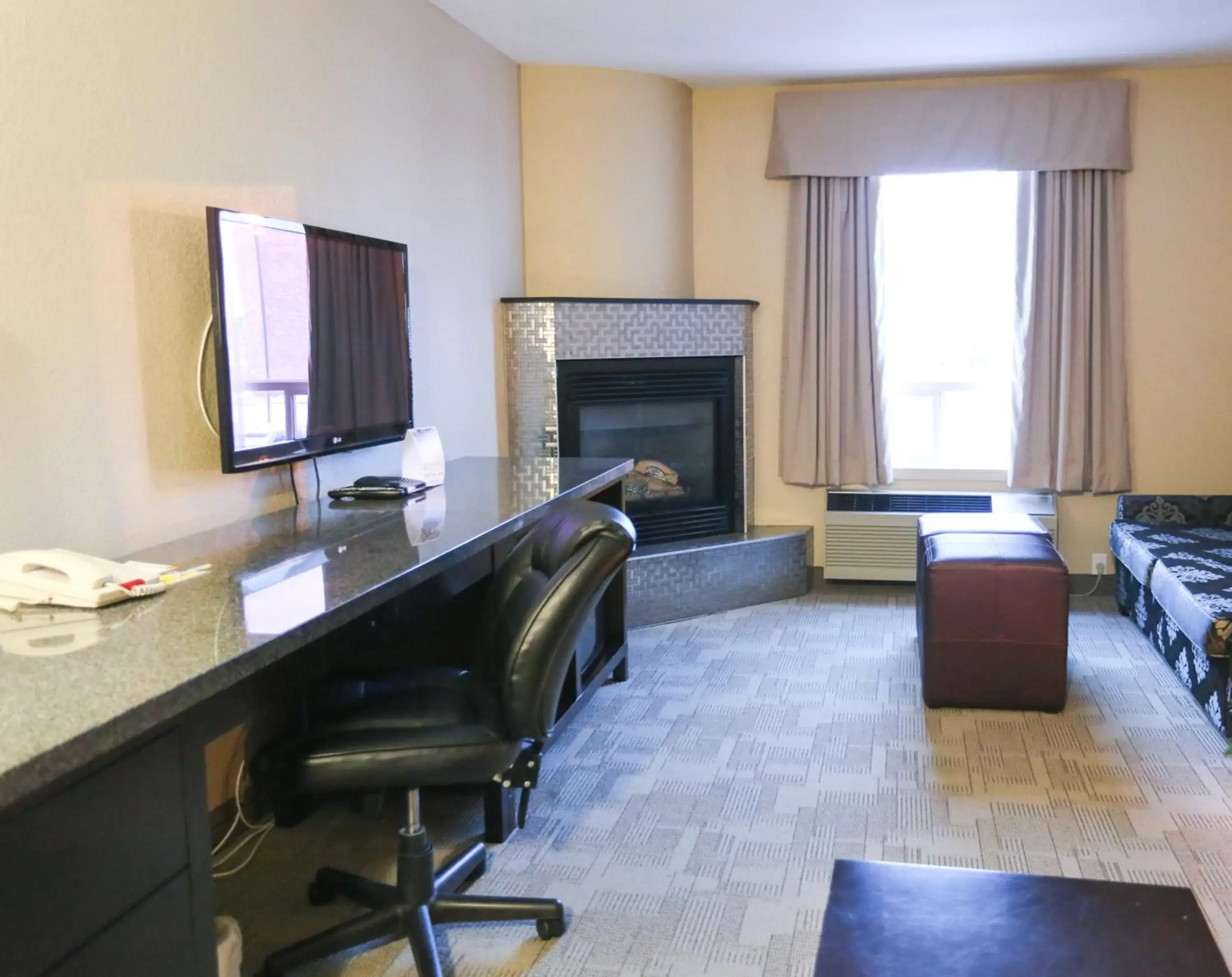 Bedroom, TV/Entertainment Center in Days Inn by Wyndham Calgary Airport