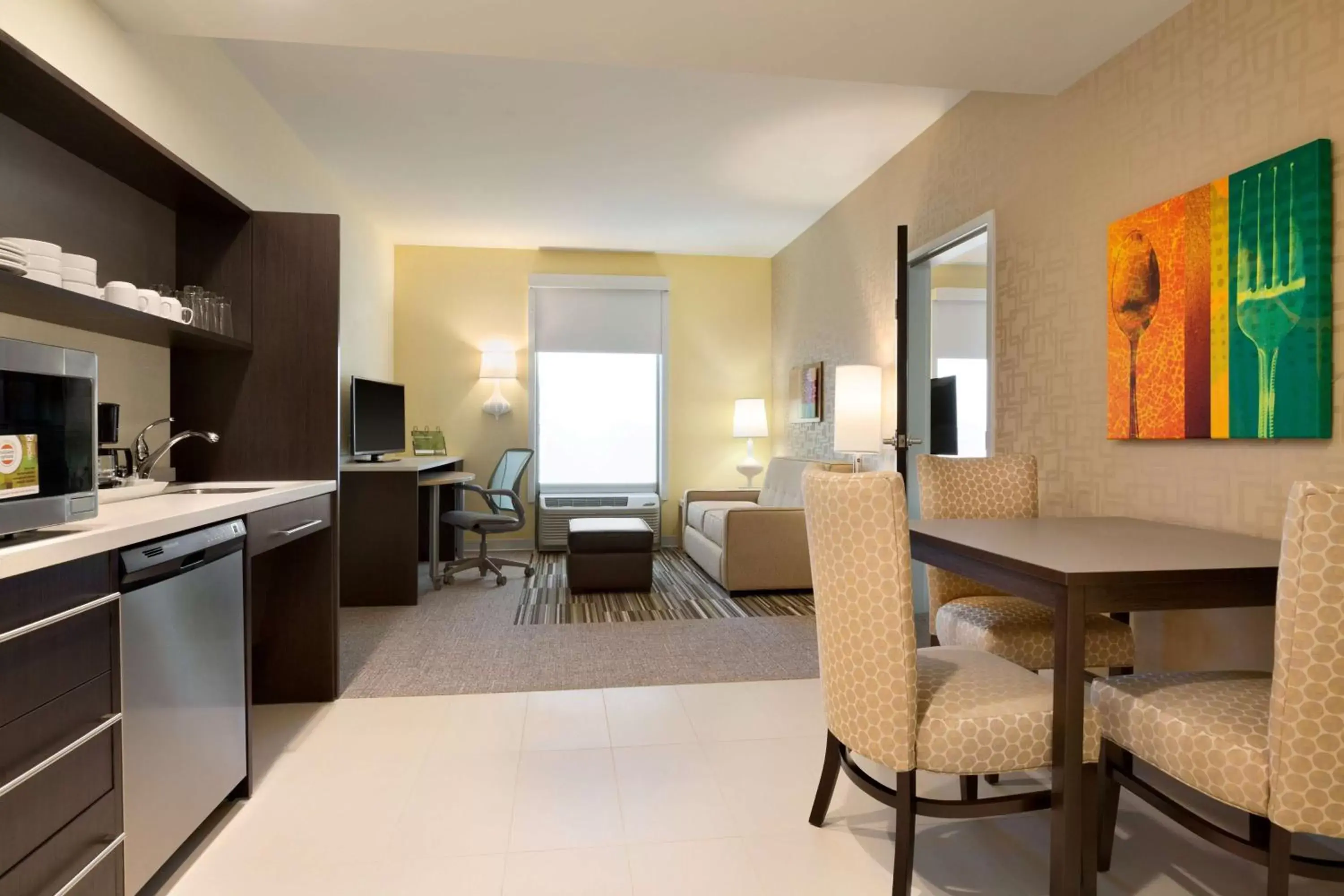 Bed, Kitchen/Kitchenette in Home2 Suites by Hilton Cincinnati Liberty Township