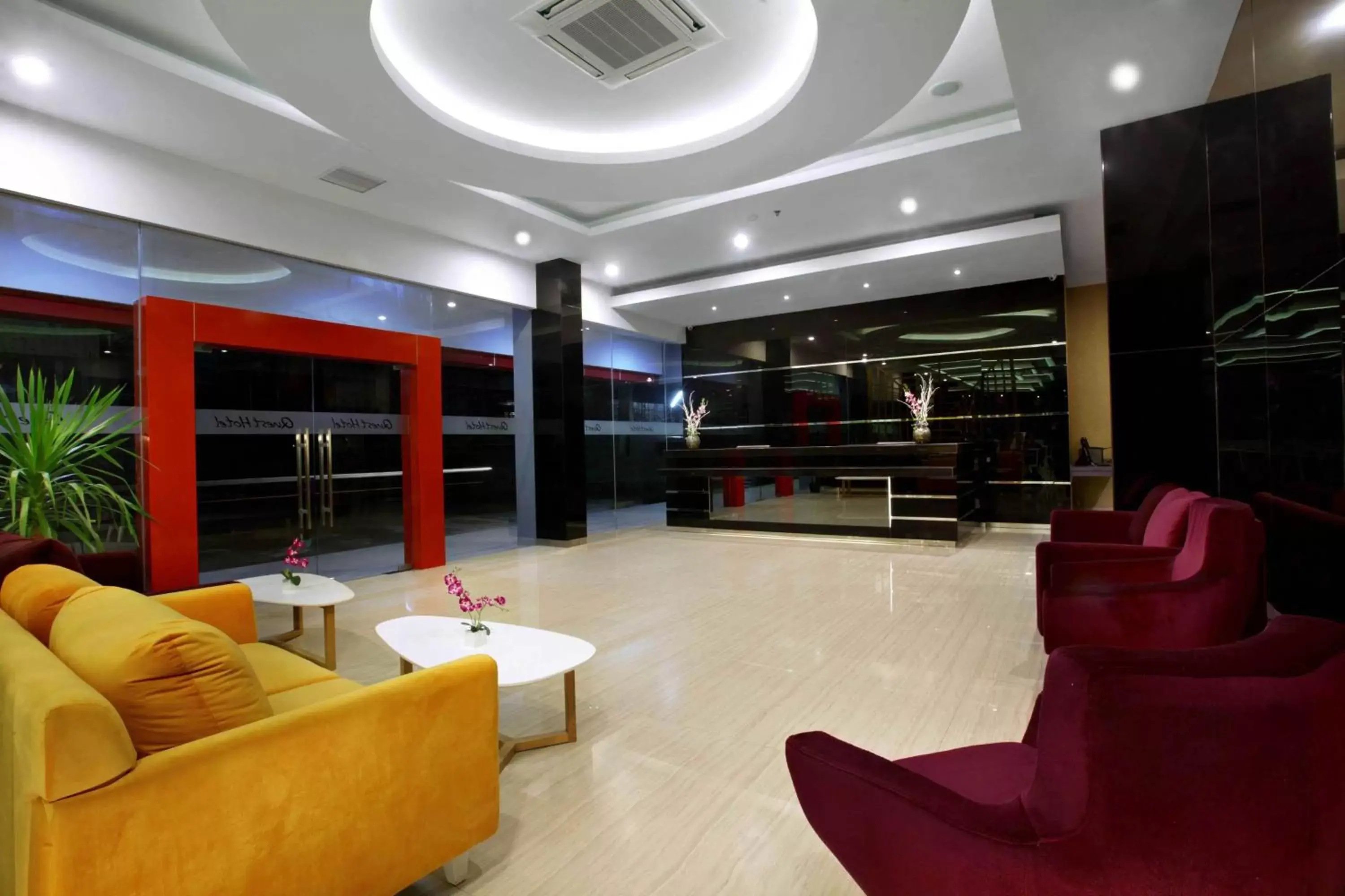 Lobby or reception, Lobby/Reception in Quest Hotel Balikpapan by ASTON