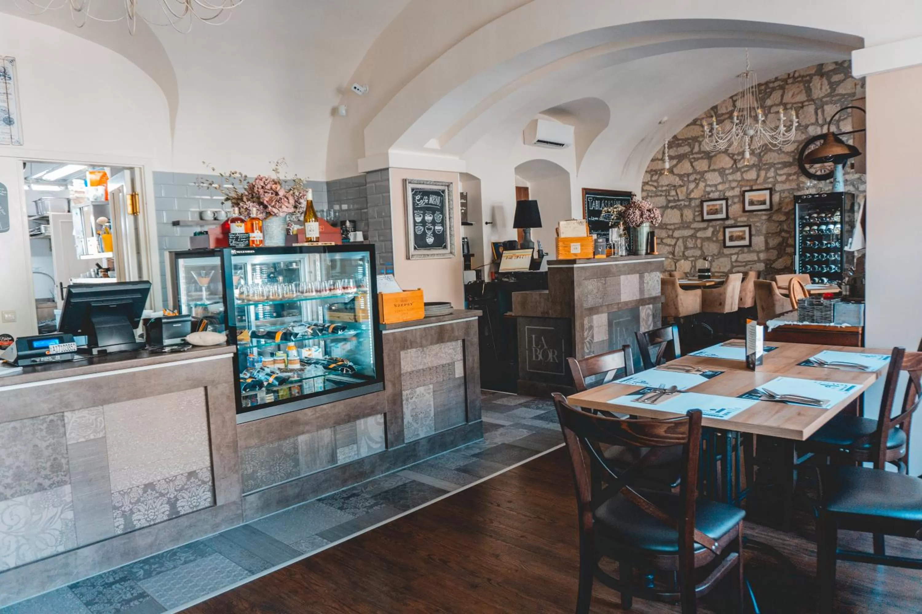 Restaurant/Places to Eat in LaBor Kvártély