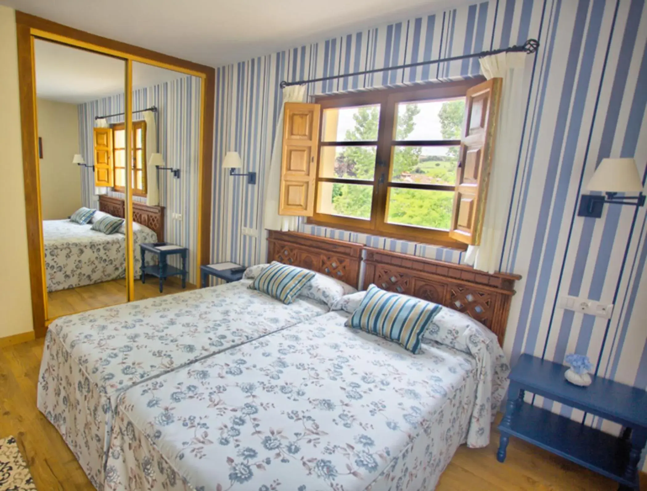 Bed in Hotel Colonial de Santillana