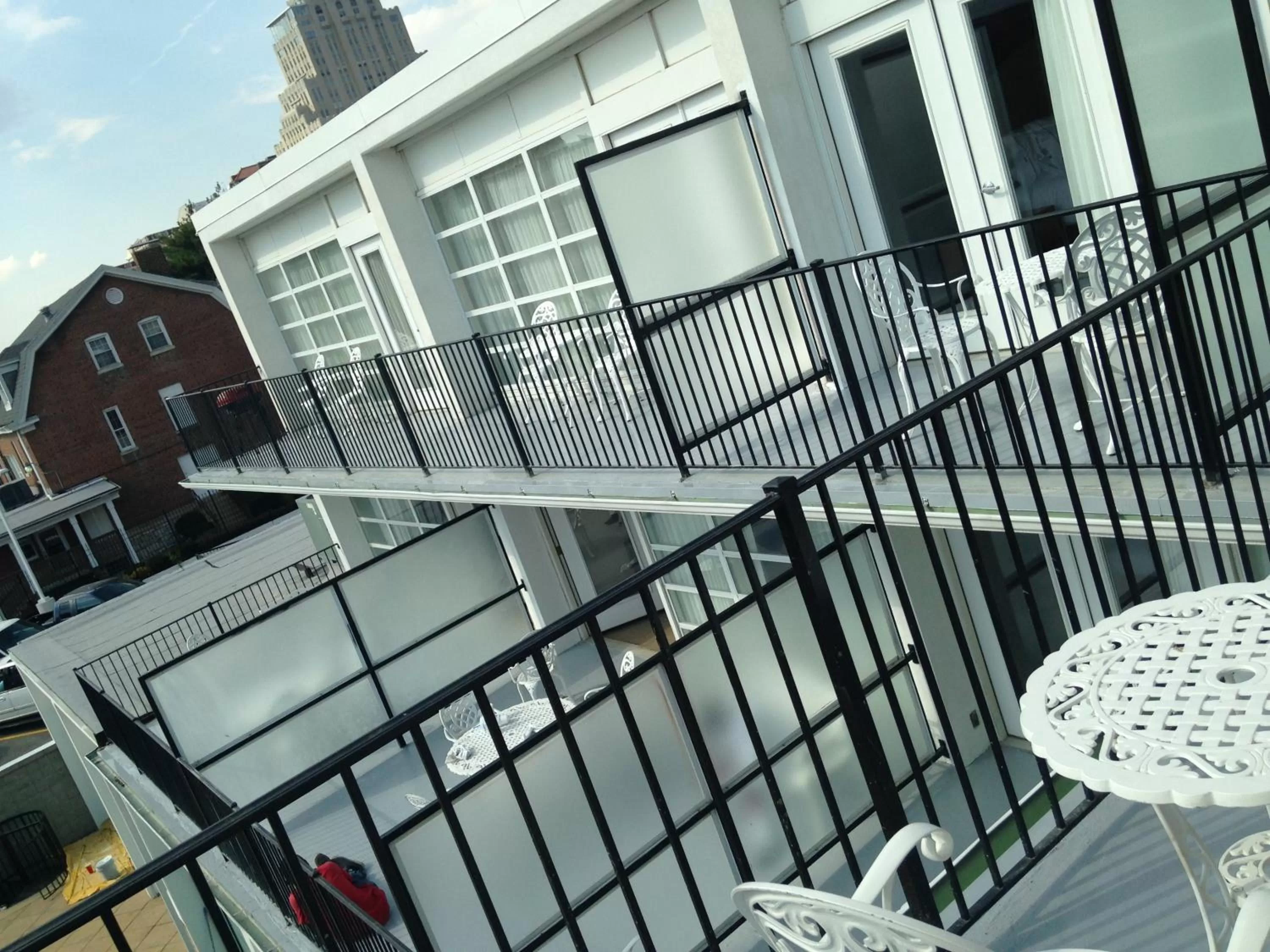 King Room with Balcony in Holiday Inn Express St. Louis Central West End, an IHG Hotel