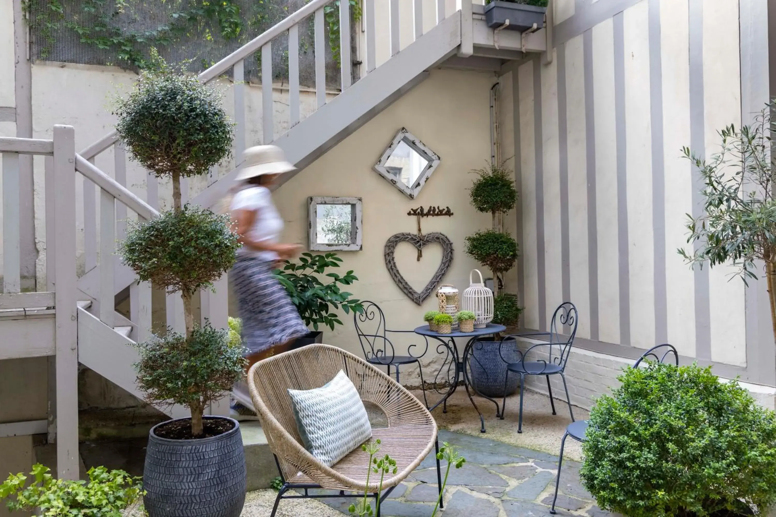 Patio in Hôtel Le Fer à Cheval