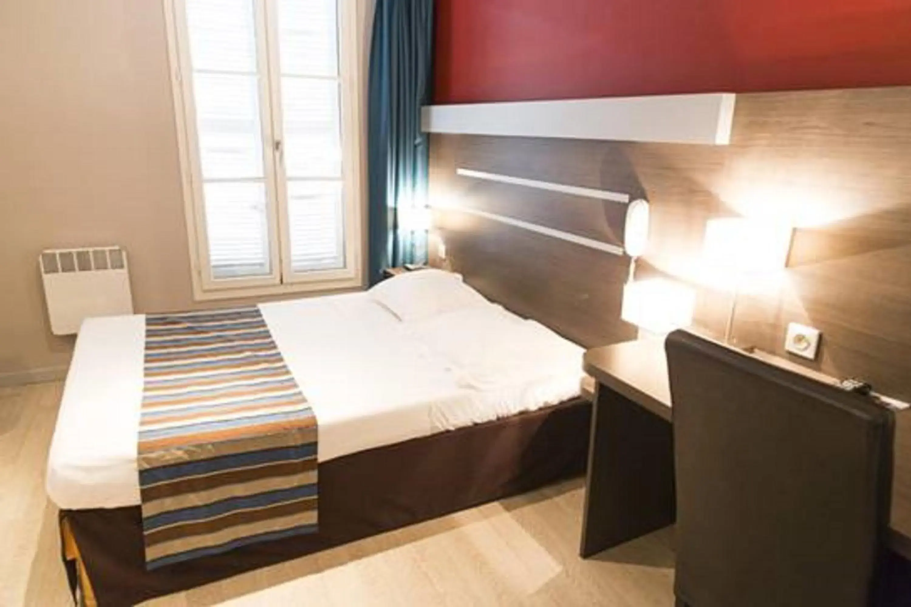 Bedroom, Bed in Hotel Terminus Saint-Charles