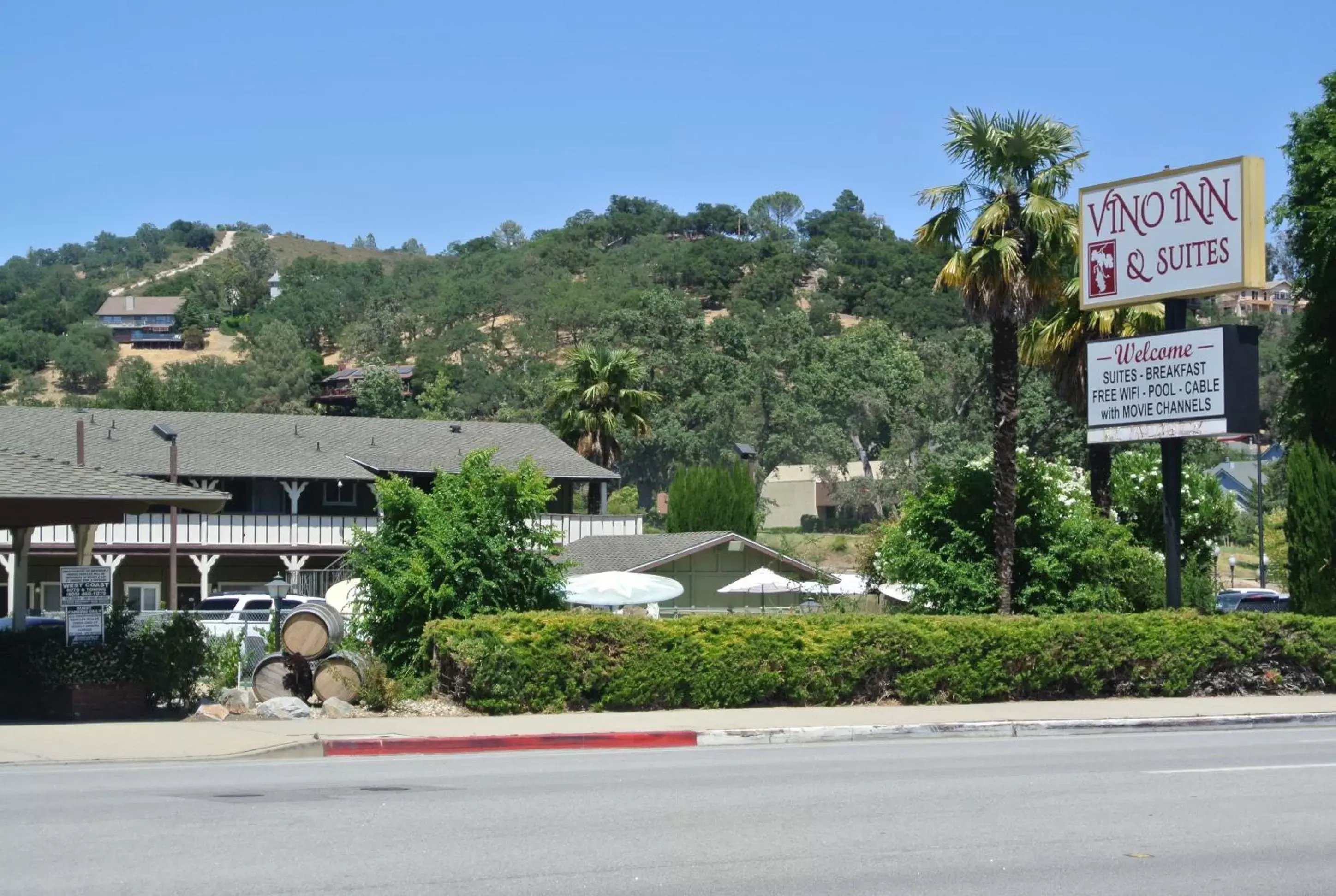 Facade/entrance, Property Building in Vino Inn & Suites