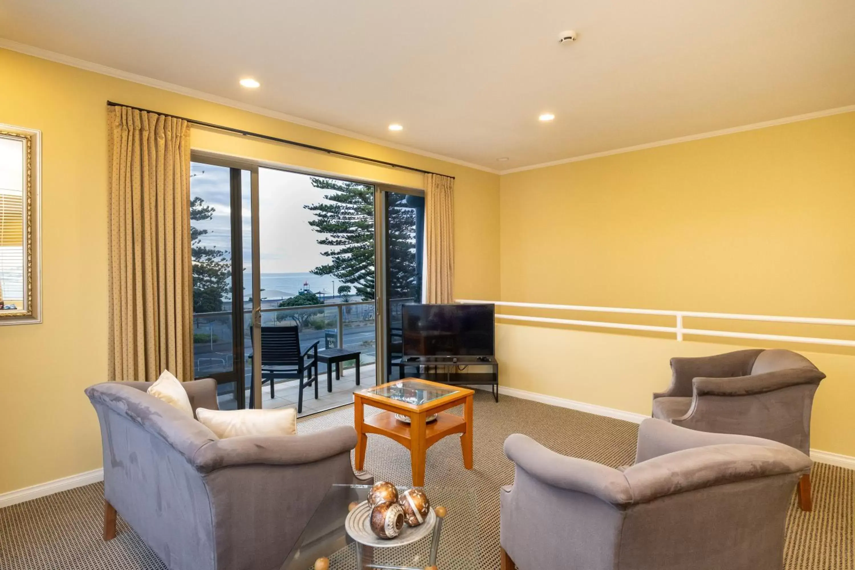 Living room, Seating Area in Motel de la Mer