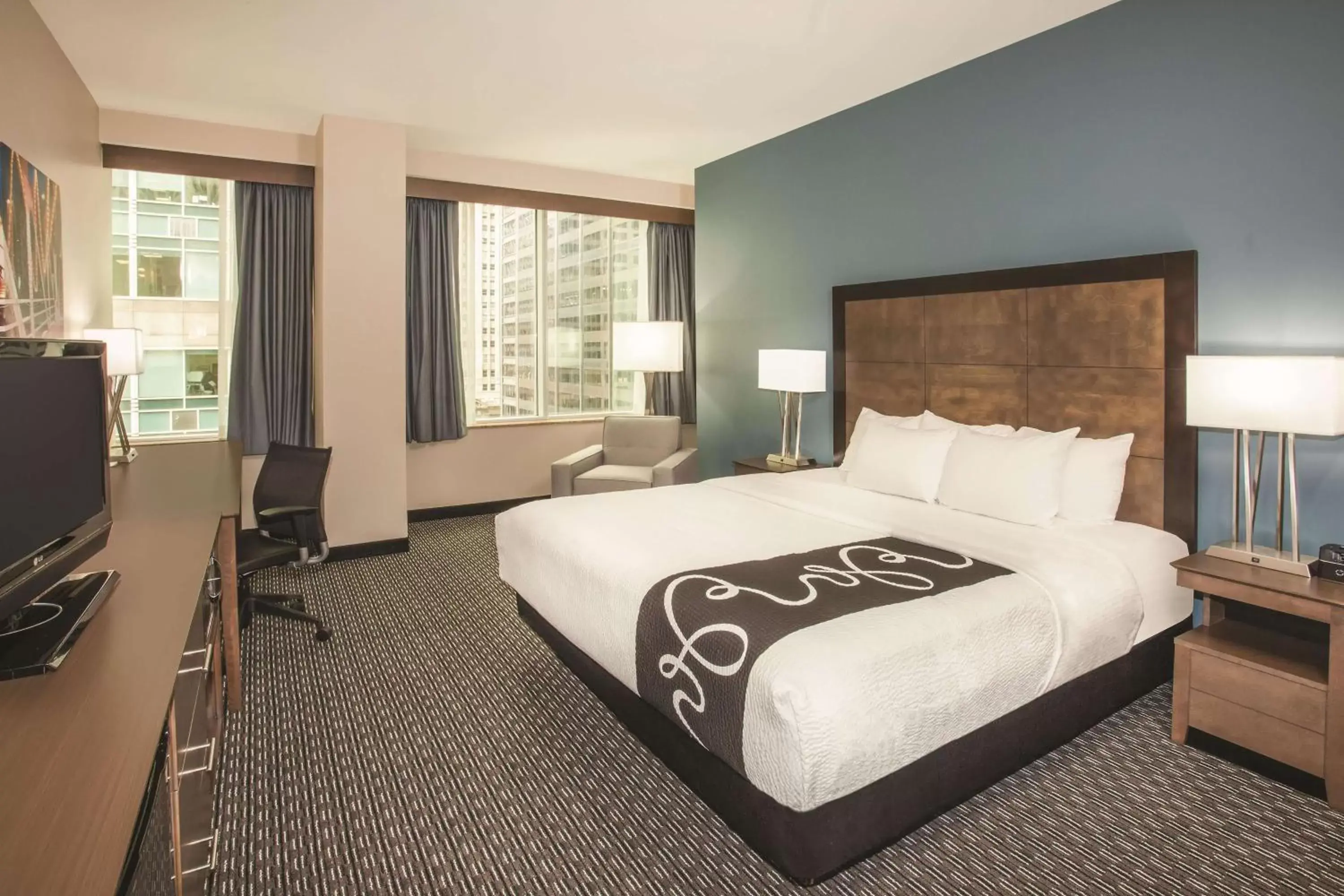 Photo of the whole room, Bed in La Quinta by Wyndham Chicago Downtown