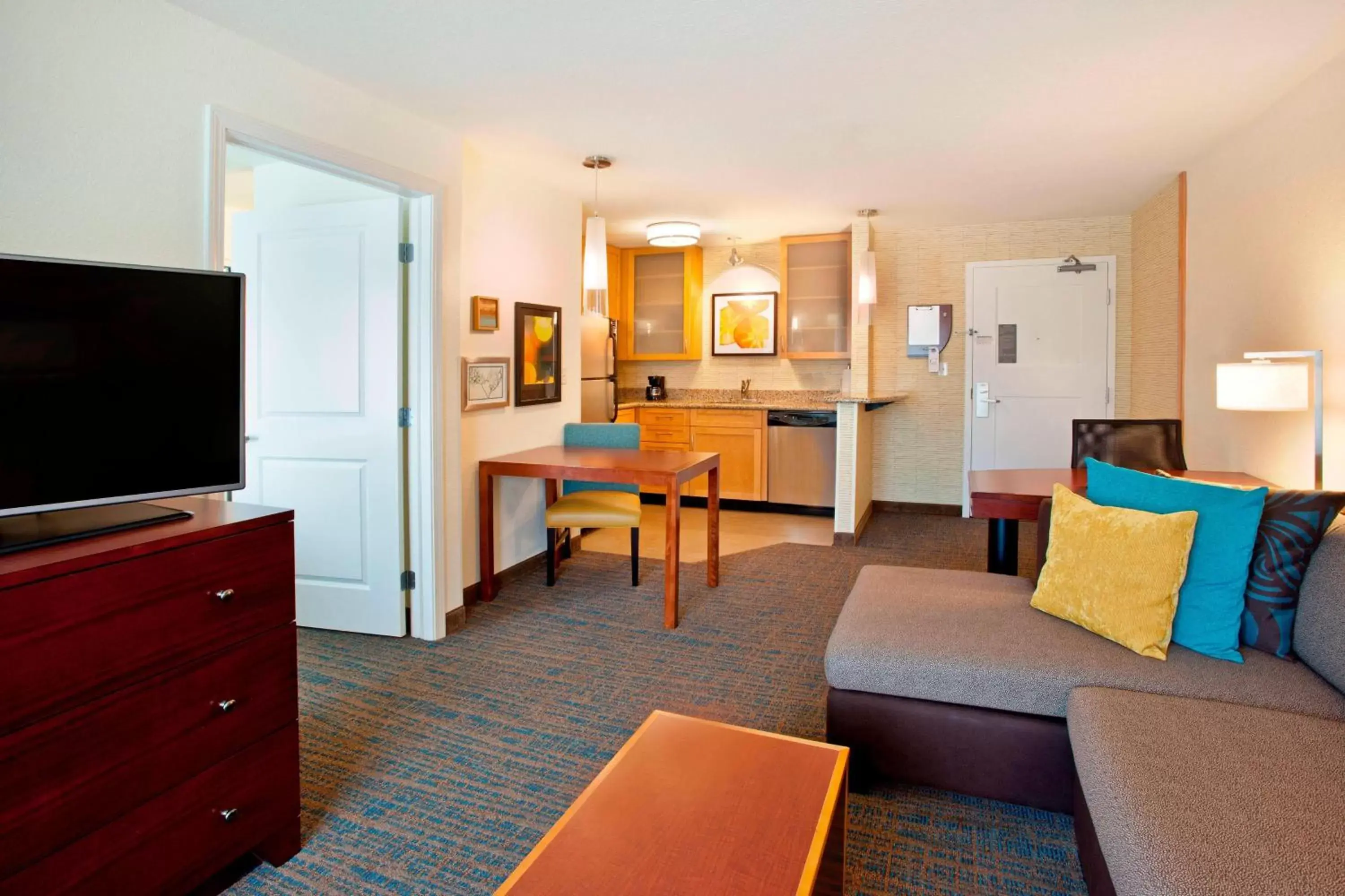 Bedroom, TV/Entertainment Center in Residence Inn by Marriott Portland Airport at Cascade Station